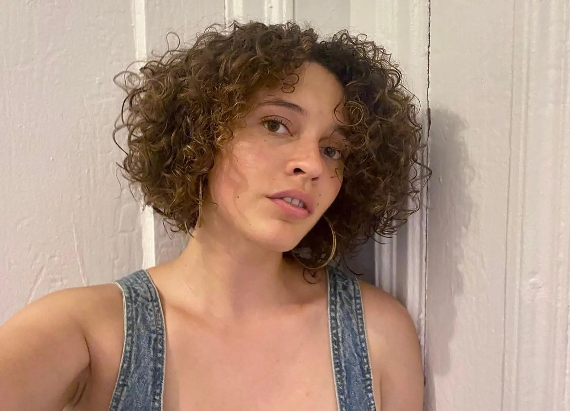 This short curly hairstyle features a dark brown base with honey highlights. The hair is cut into a voluminous bob with well-defined curls, adding an effortless, bohemian charm to the overall look. Layers enhance the bounce and volume of the style.

A curly hair moment➰🙌🏻 1