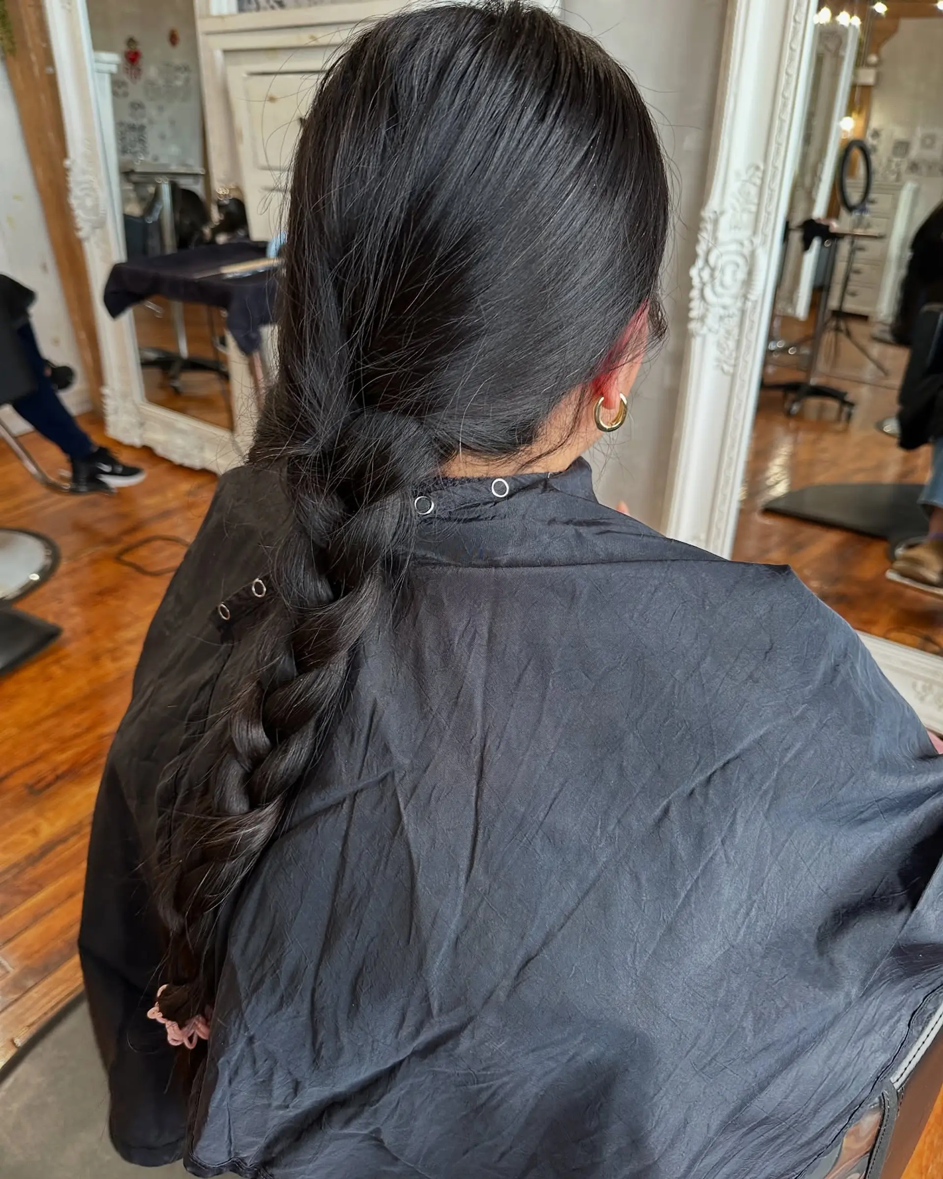 A shoulder-length lob with soft, touchable waves and a glossy finish. 2