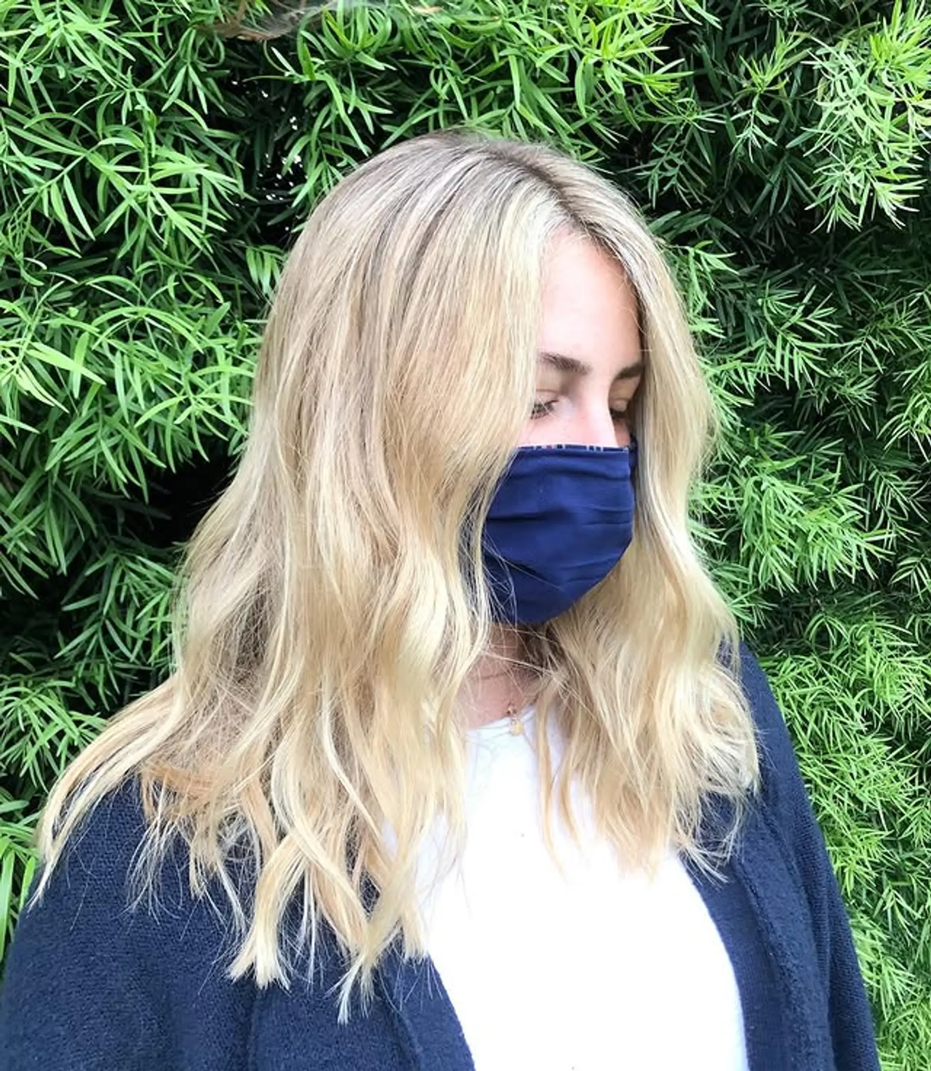 A medium-length, wavy hairstyle with a blonde balayage. 1