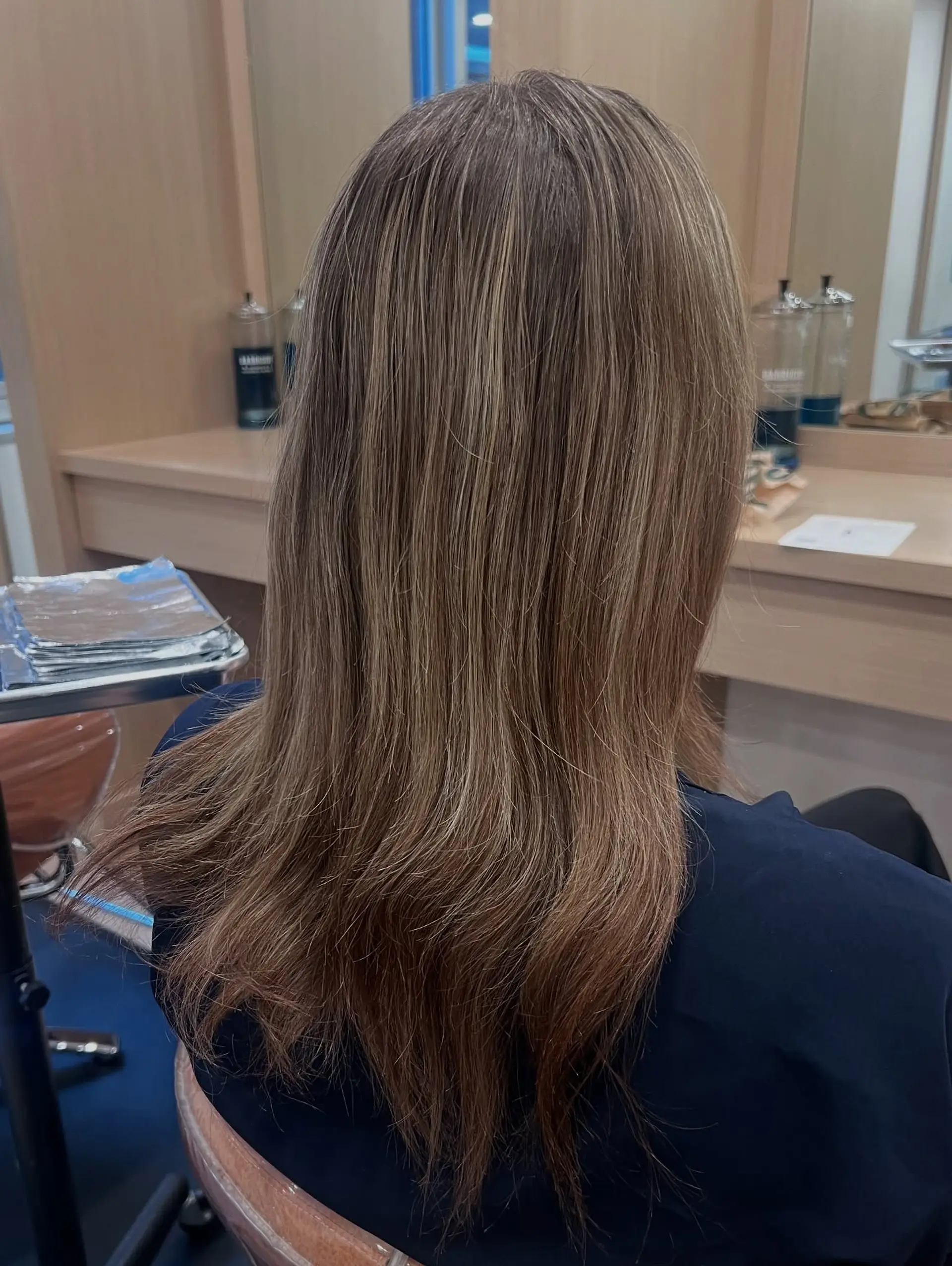 Long, wavy blonde hair styled into soft beach waves. 2