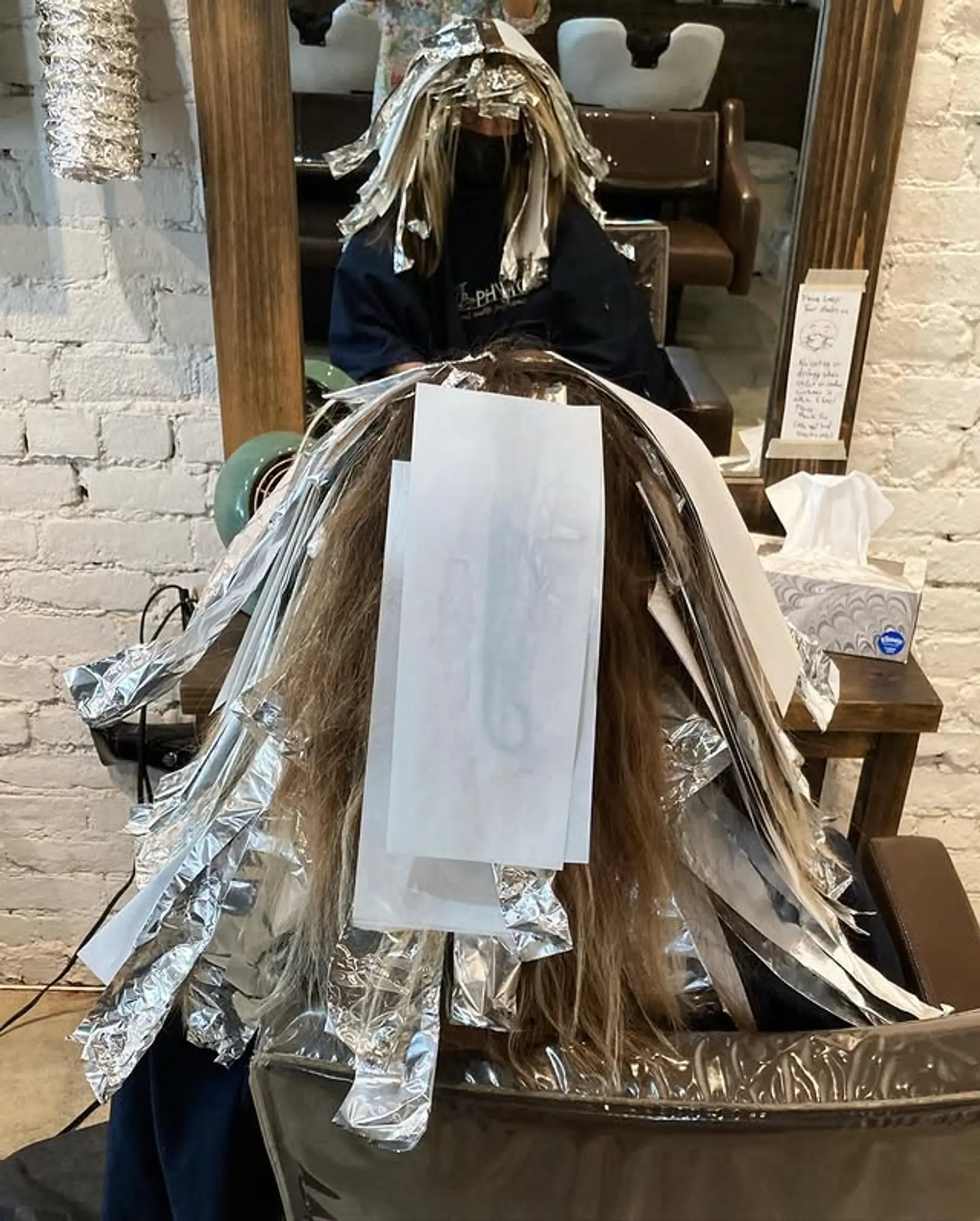 Long wavy hair with blonde balayage highlights. 1