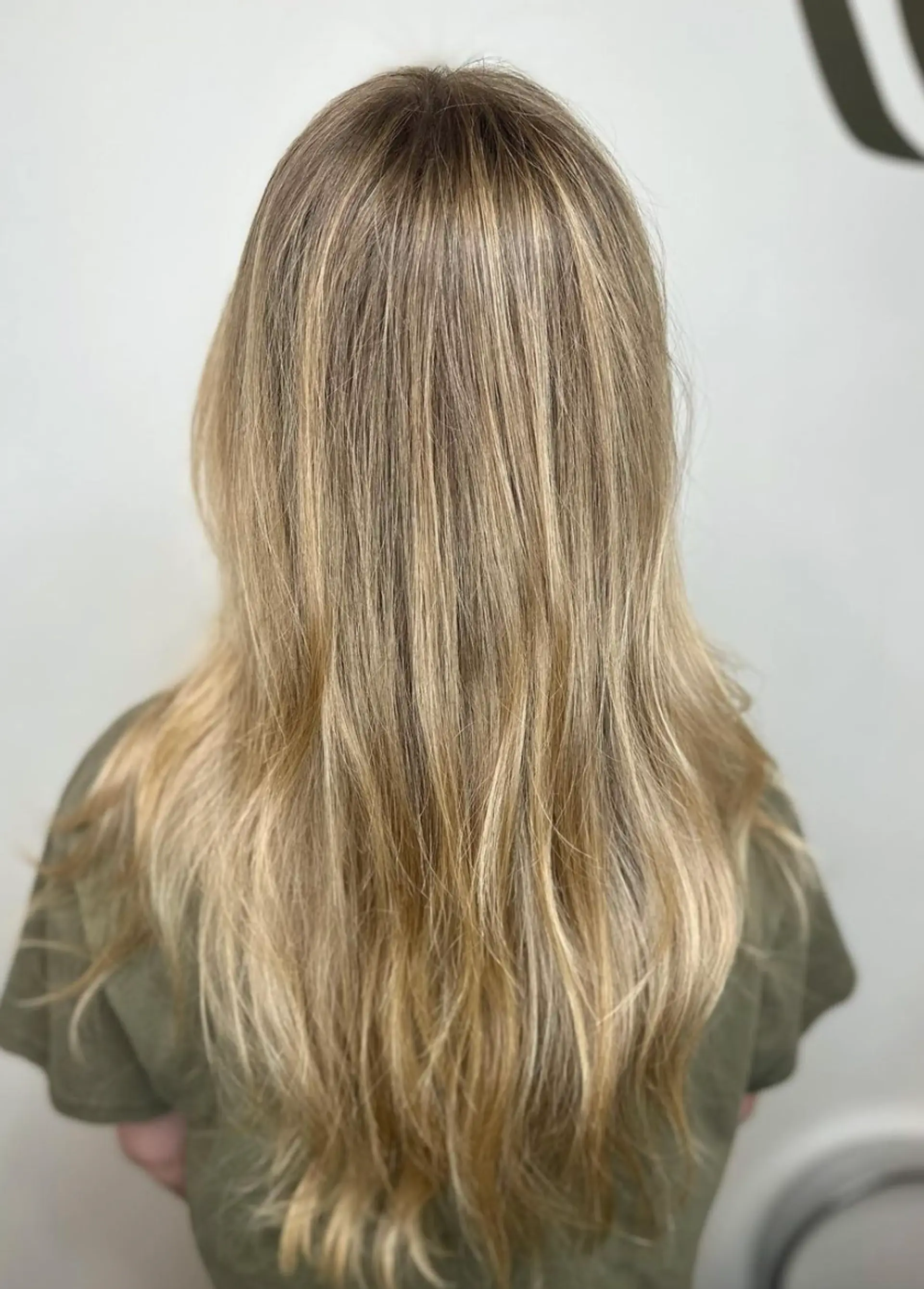 Long wavy blonde hair with side-swept bangs and face-framing layers, featuring a layered cut for added volume and texture.

Color by @simabeautynyc
 3