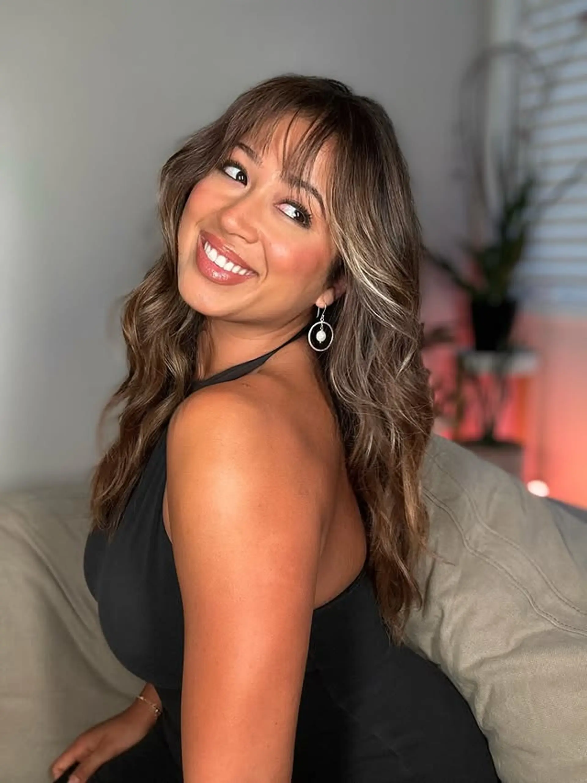 A wavy, medium-length hairstyle with a bronde balayage and face-framing bangs. 1