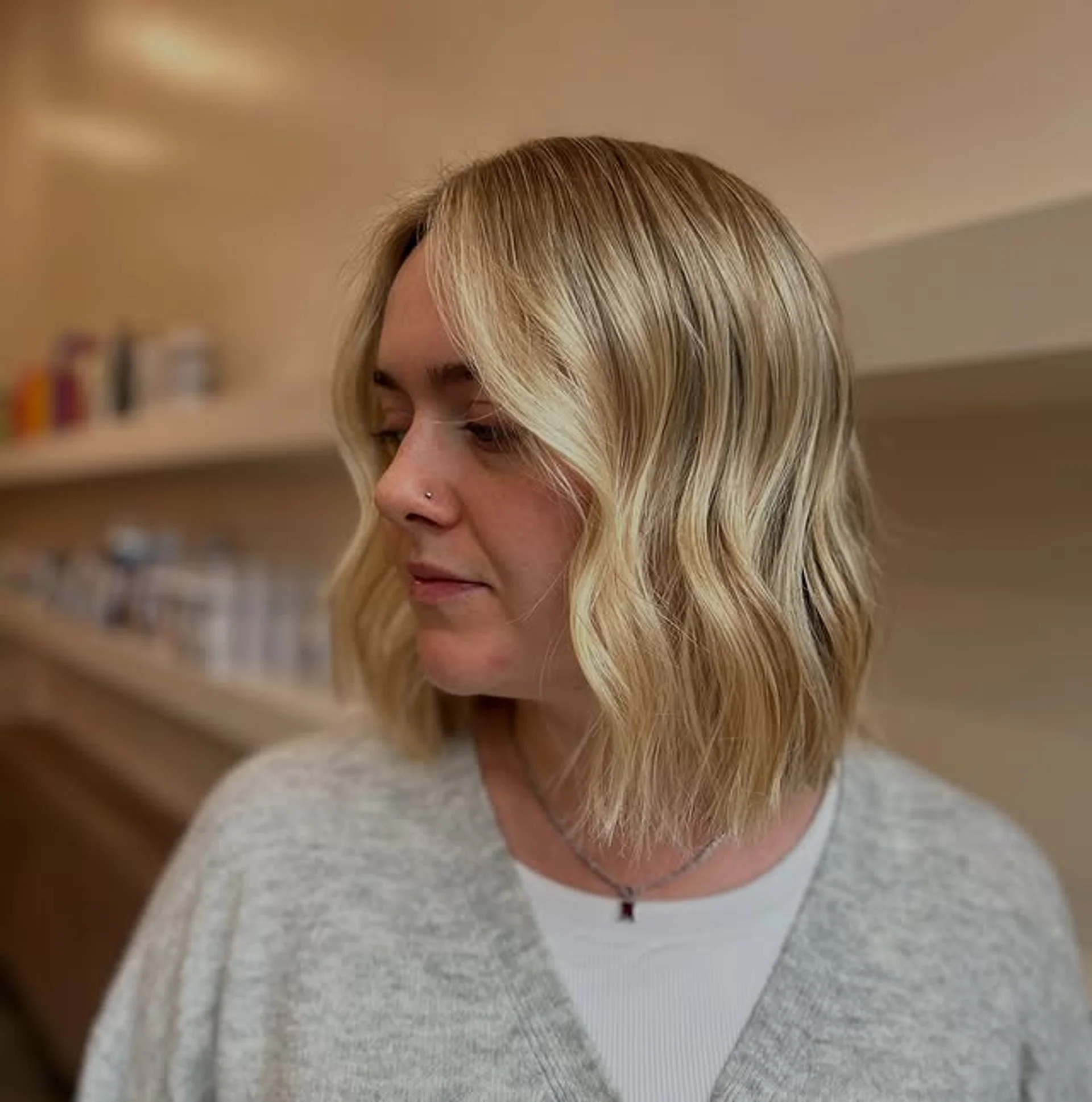 A person with a wavy bronde lob haircut. - Preview 3