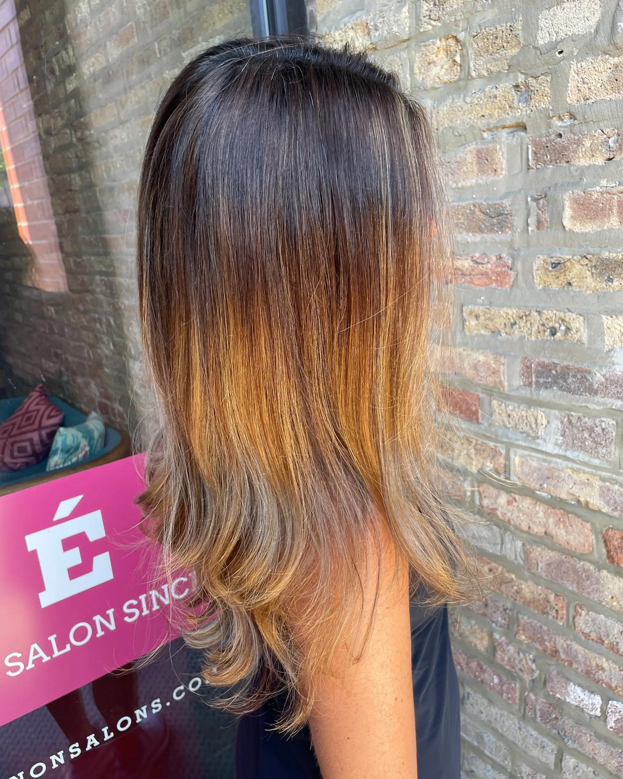 A stylish medium-length lob with a caramel balayage.