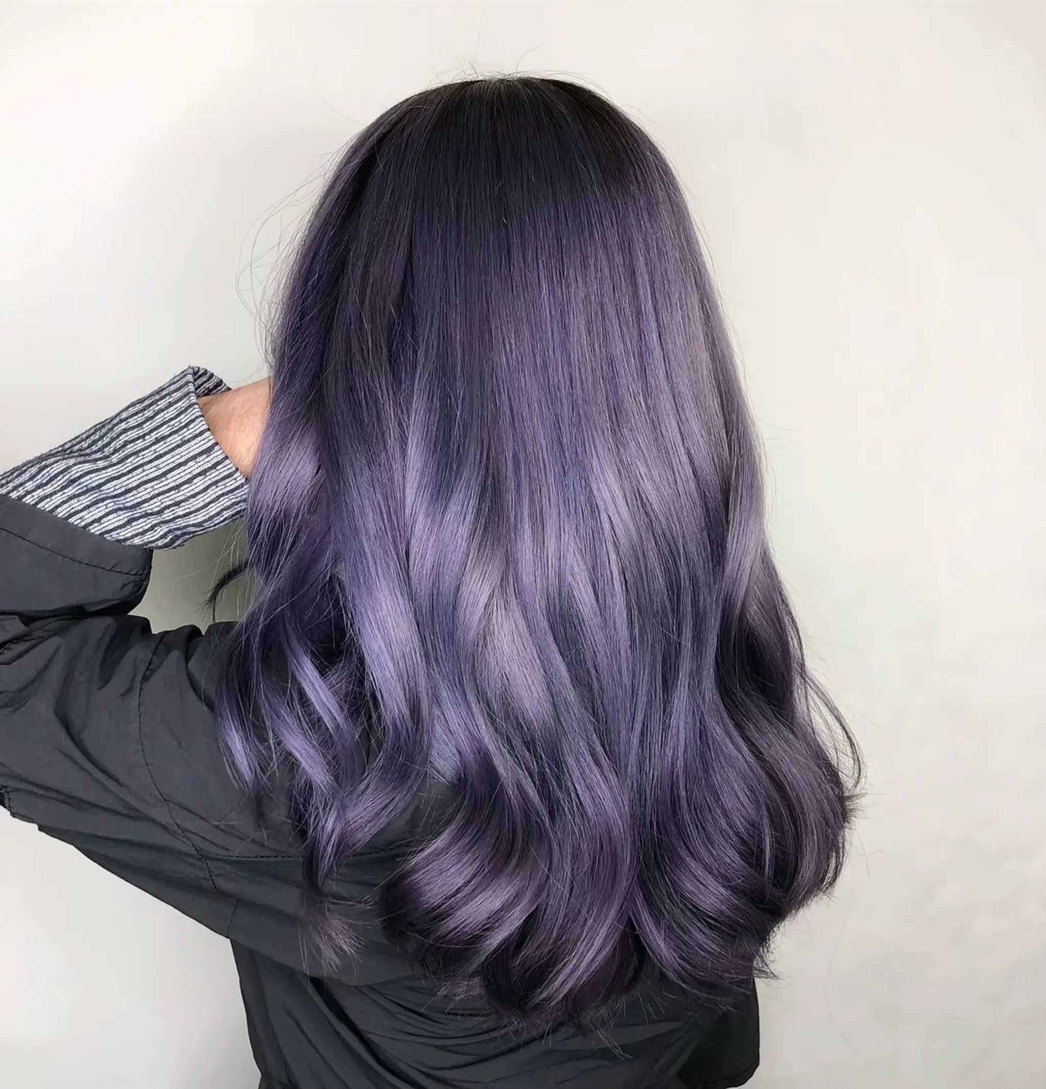 Long, wavy hair with a rich, dimensional purple gradient and soft, natural waves providing a voluminous look.
Stylist - @xcellent_jason