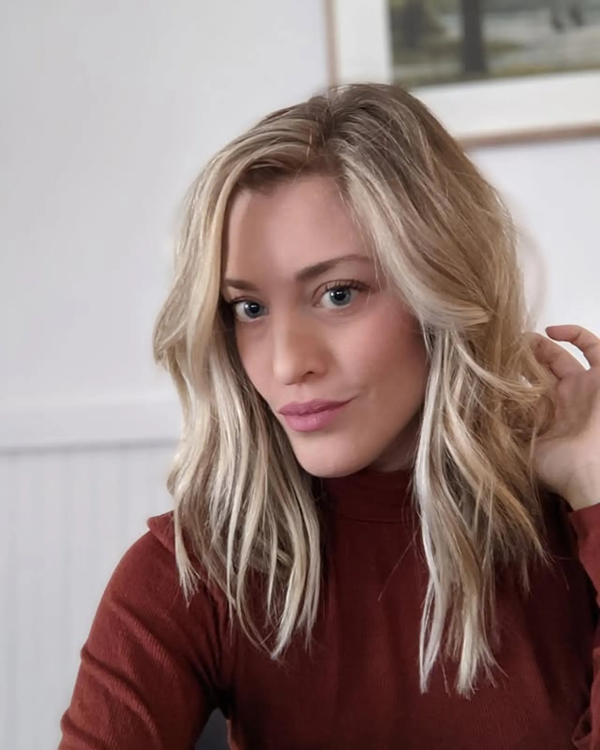 Medium-length wavy hair with balayage and beachy waves. 1