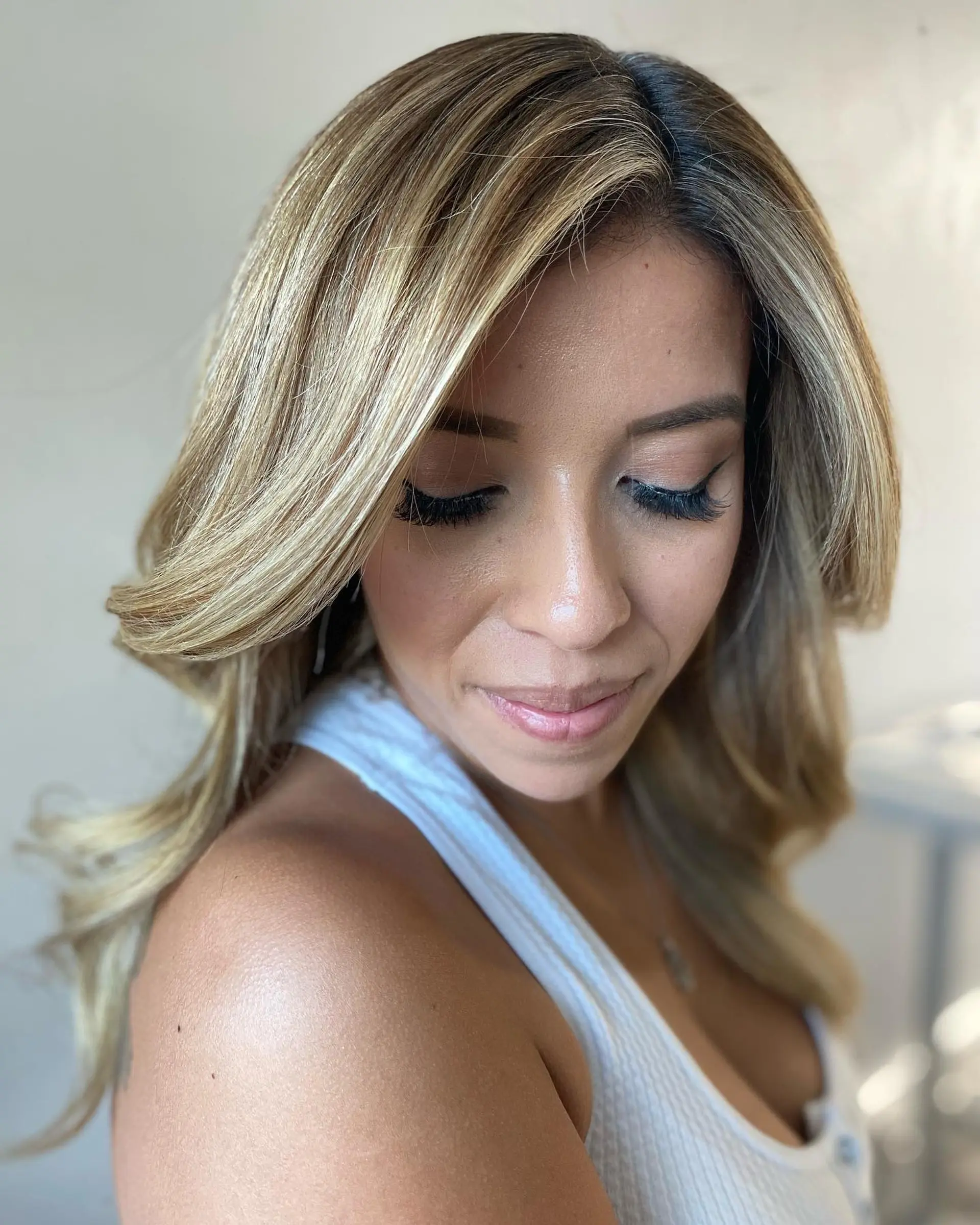 A dimensional bronde balayage with soft, flowing waves. 1