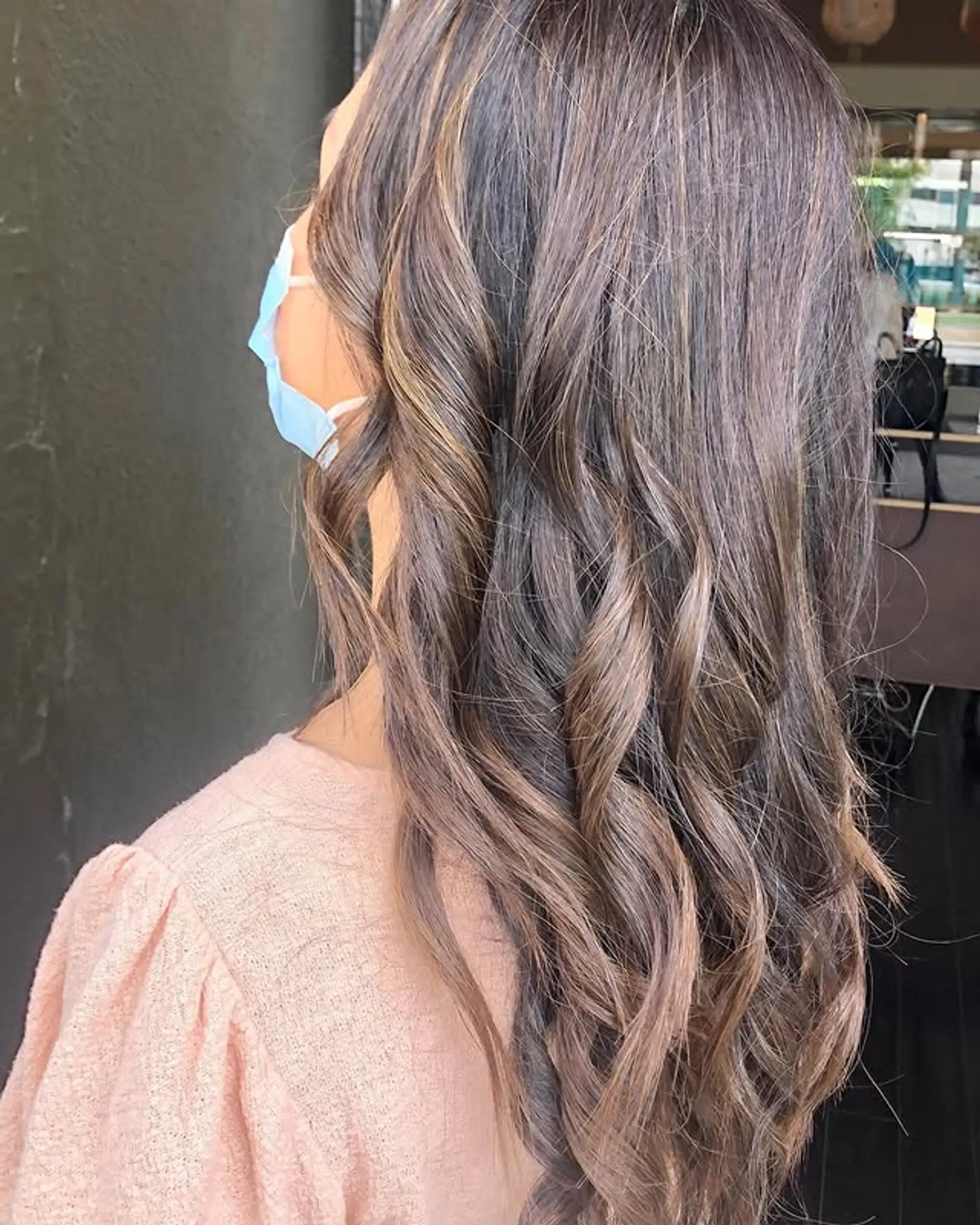 Long wavy hair with a balayage color. 1