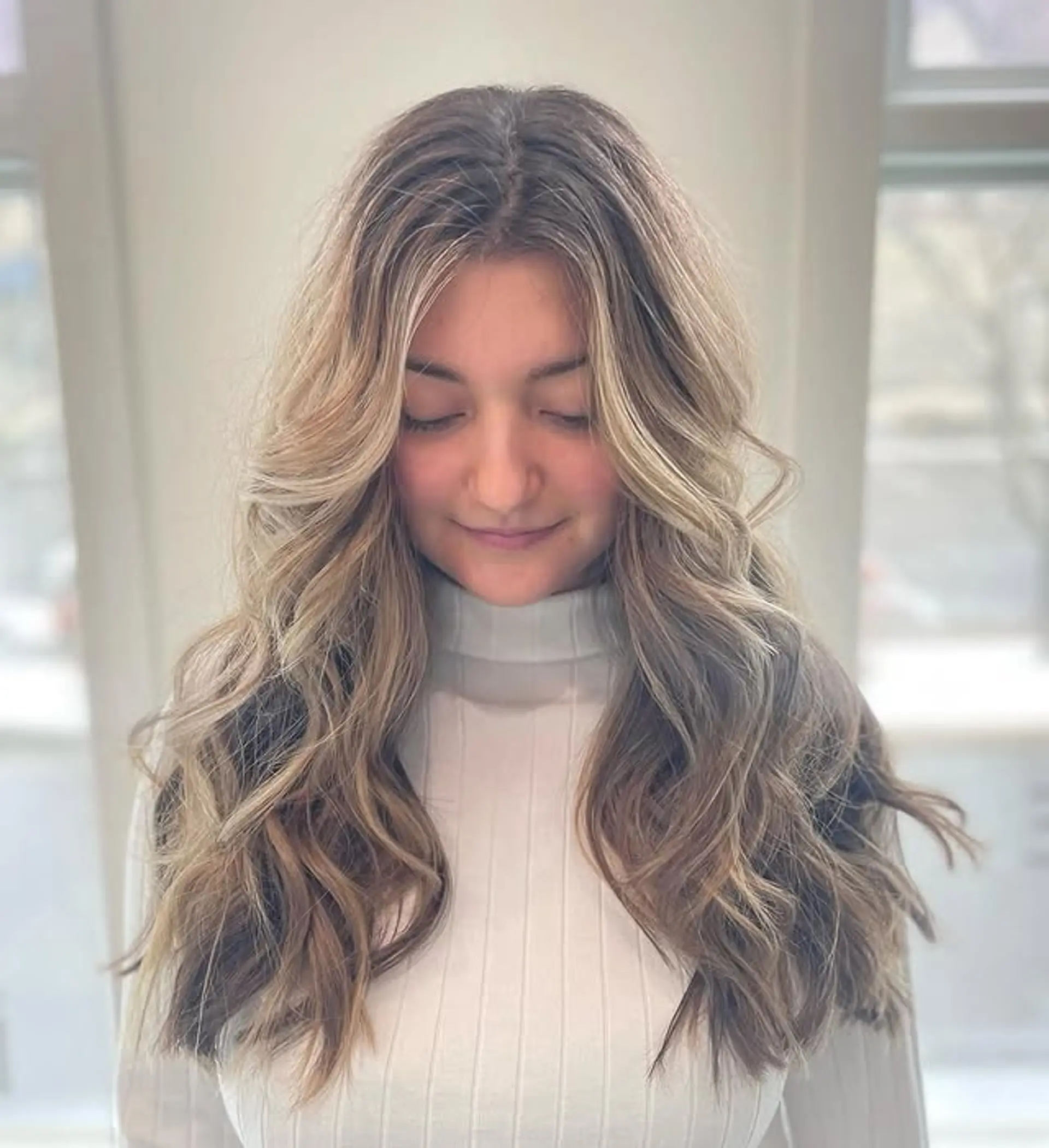 Long wavy hairstyle with bronde balayage highlights. 1