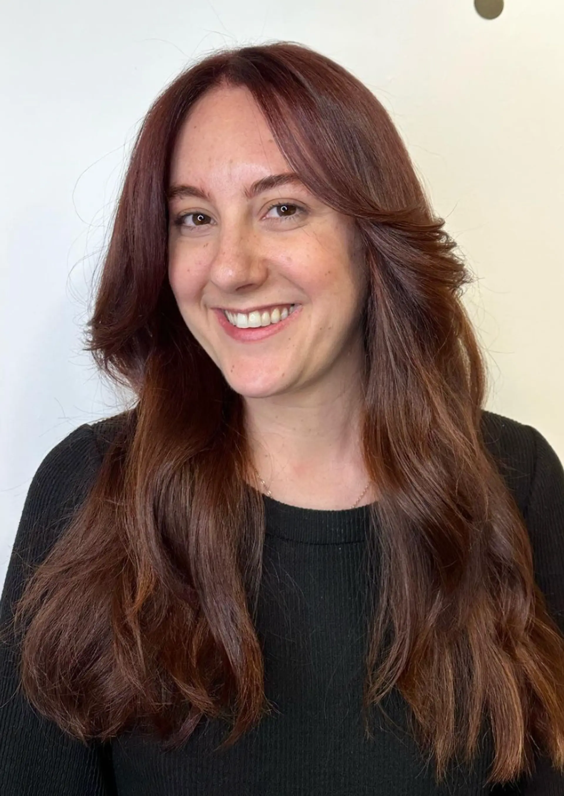 Long, wavy hair with blended layers, face-framing layers, and subtle balayage highlights in chestnut tones.

Color by @simabeautynyc
Cut by @juliamannino_hair
 3