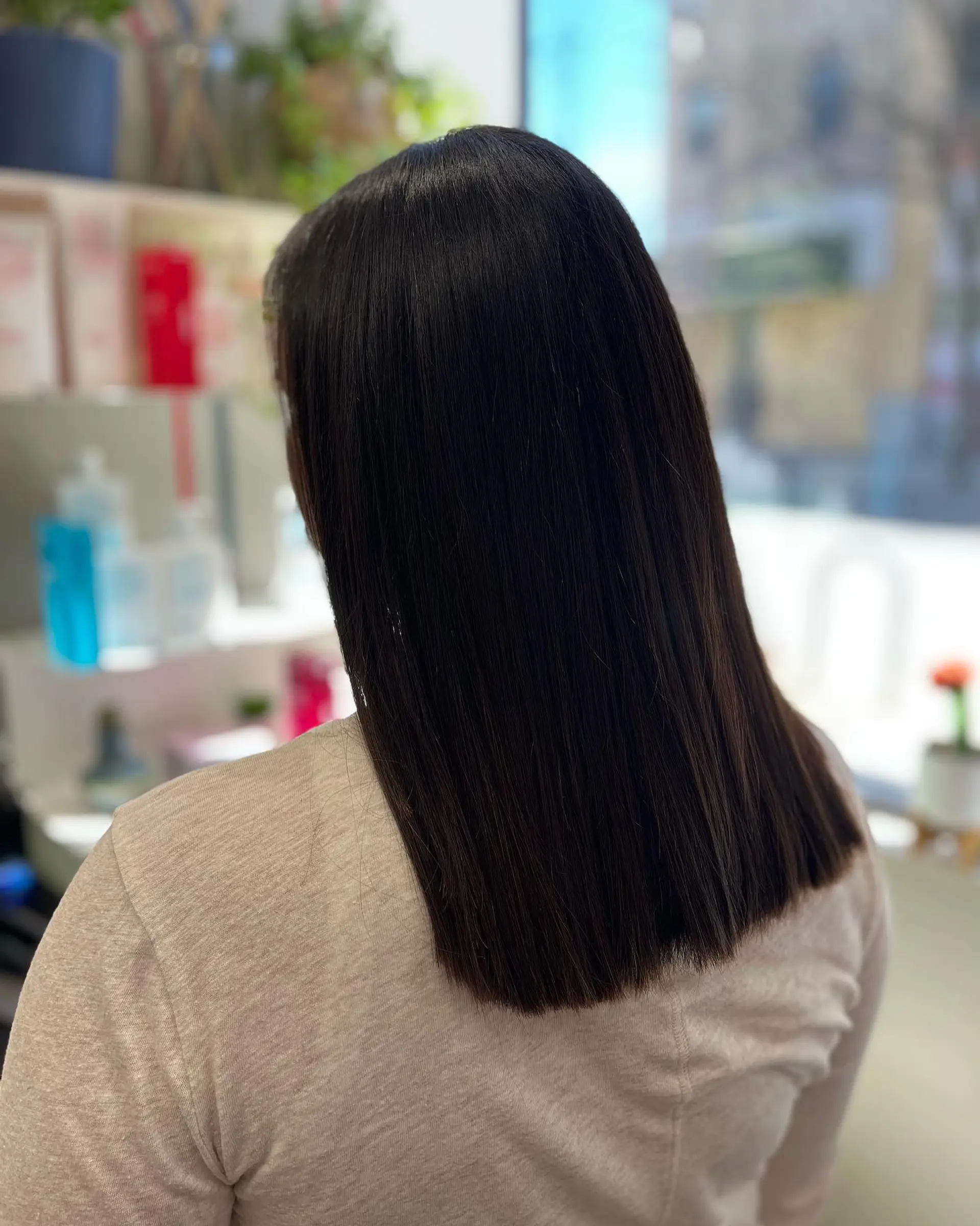 A sleek, straight, blunt cut. 1