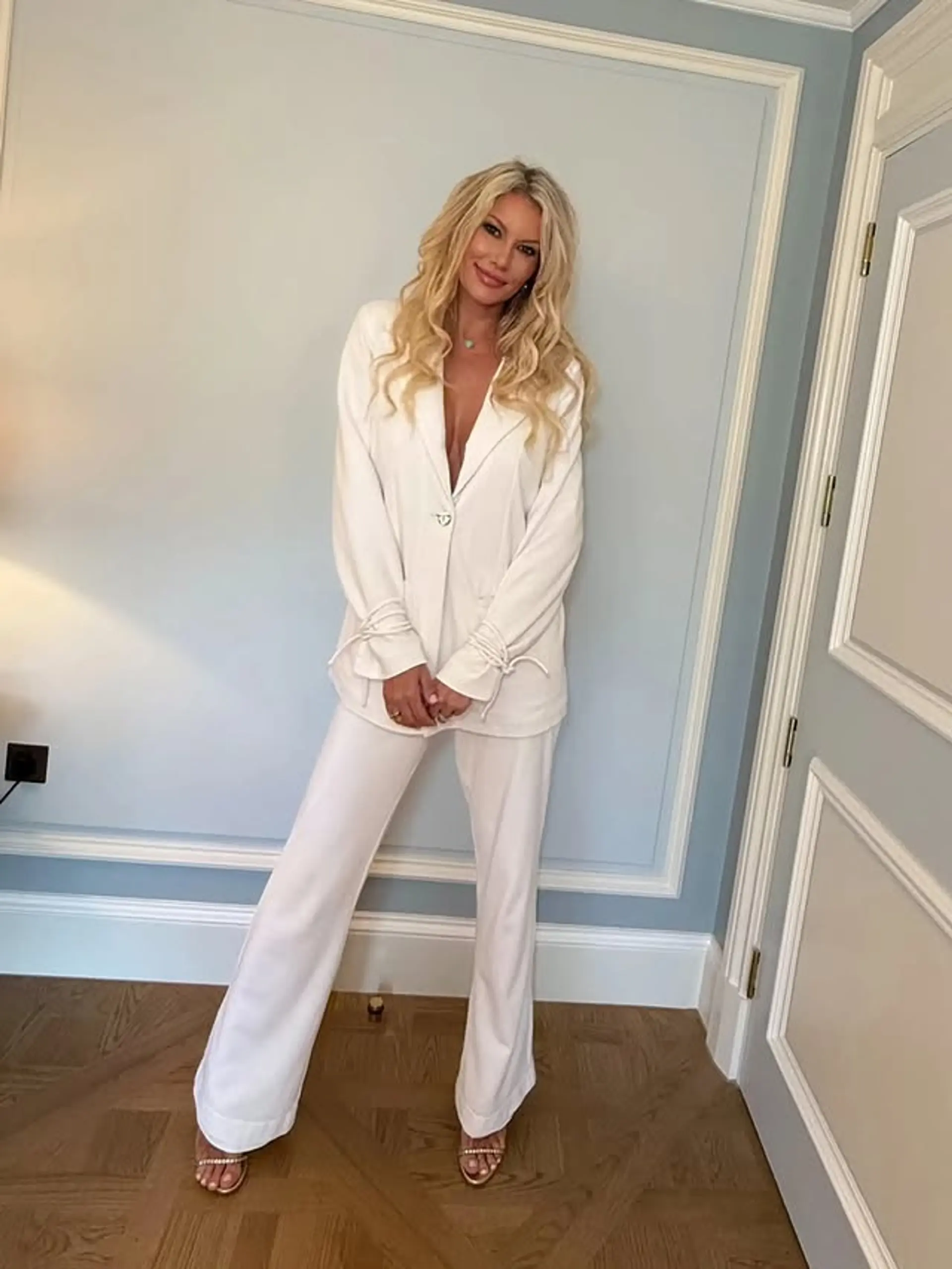 Long, flowing waves with a blonde balayage. 1