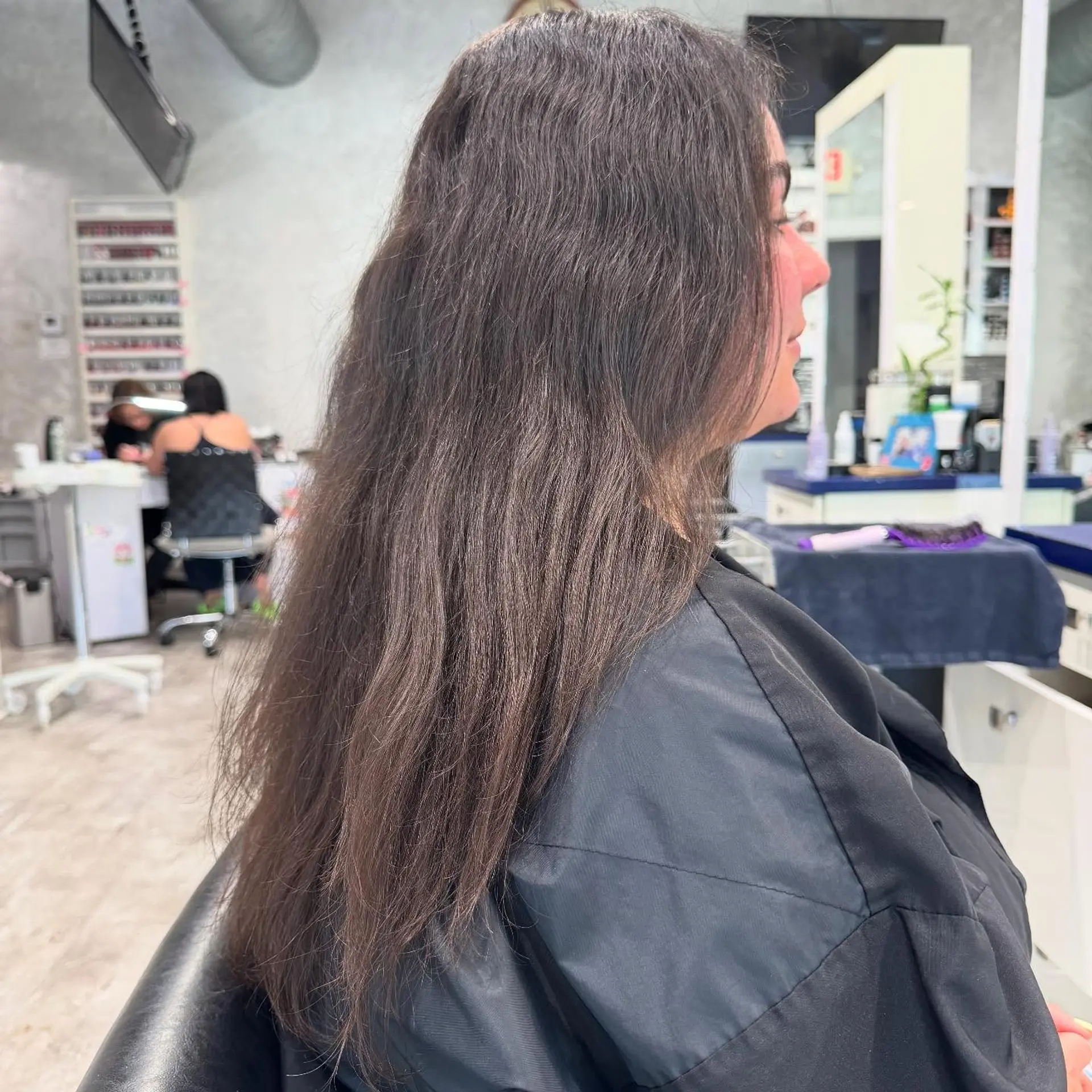 A medium-length wavy hairstyle with a bronzed blonde balayage. 4