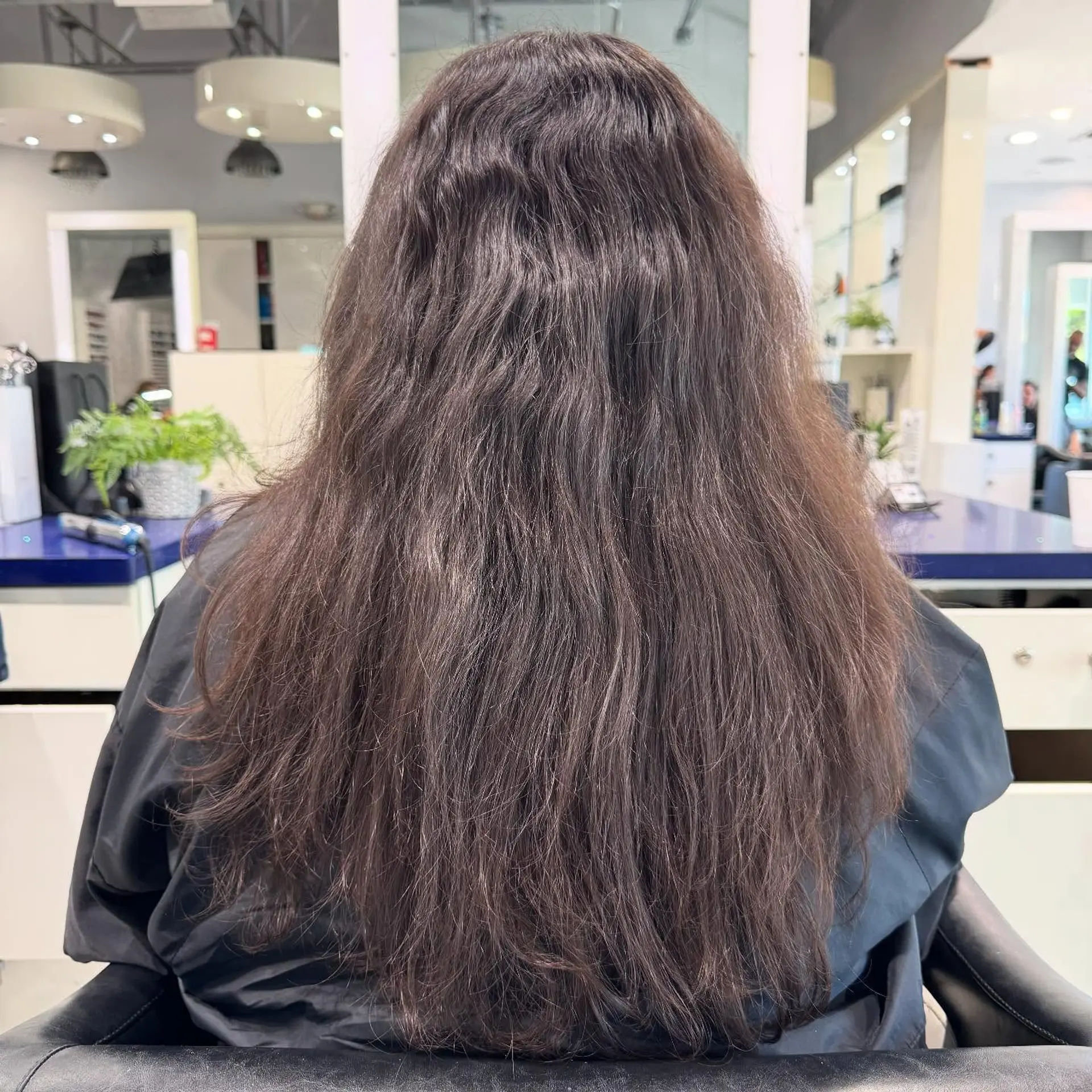 A medium-length wavy hairstyle with a bronzed blonde balayage. 5