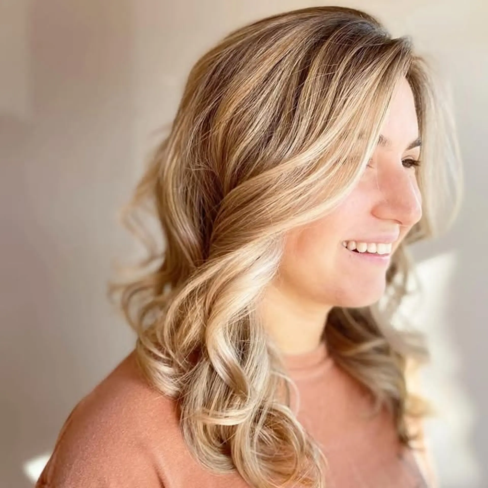 Medium length wavy hairstyle with face-framing layers and soft waves. 1