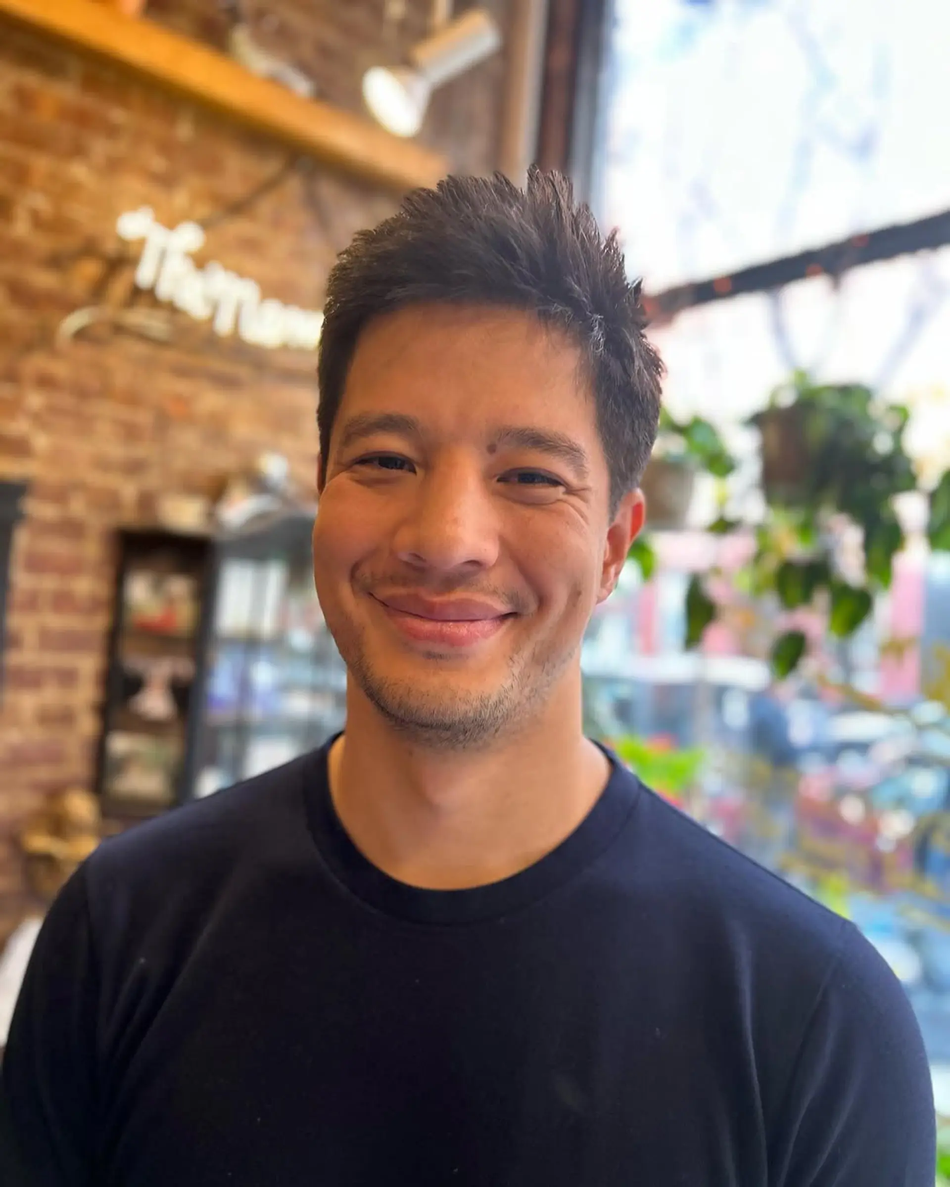 A short, textured haircut with tapered sides. 1