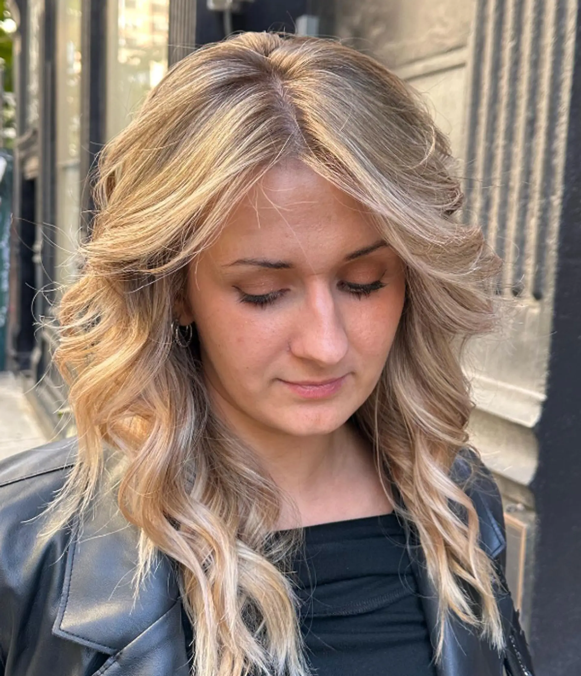 Medium-length, golden blonde hair with soft waves, layered texture, face-framing strands, and a natural shine.

Color by @simabeautynyc
Cut and style by @juliamannino_hair
 3