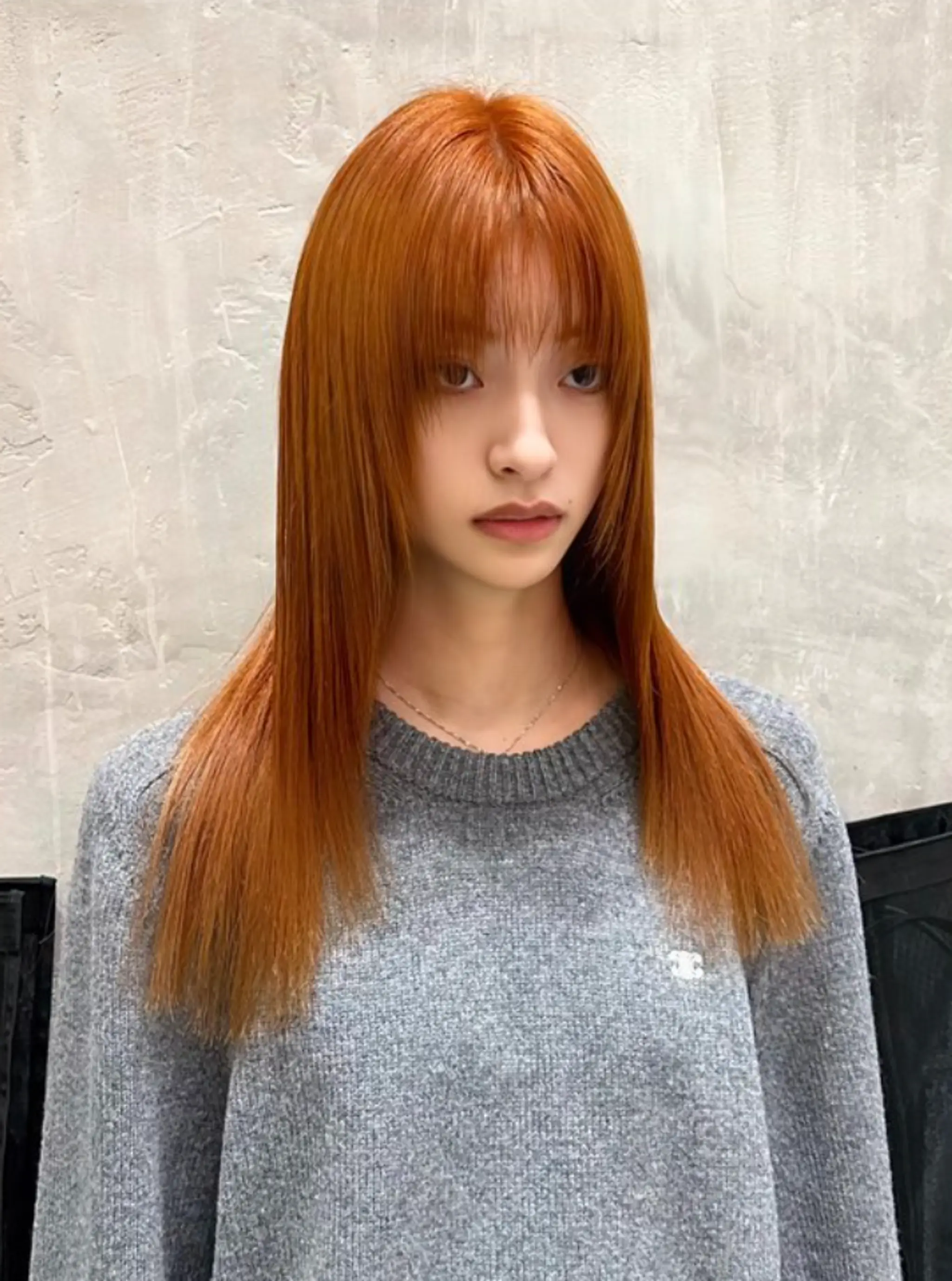 Beautifully sleek and straight hair that falls to medium length with striking copper color. Blunt-cut bangs cascade gracefully over the forehead, and the hair is meticulously layered, providing a subtle volume and movement.
(NonstopStyle: by Hiro) 1
