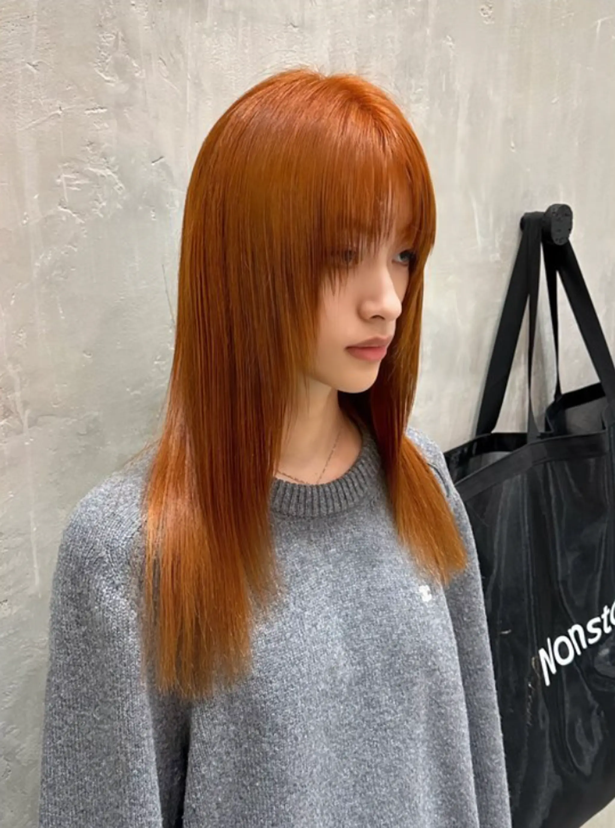 Beautifully sleek and straight hair that falls to medium length with striking copper color. Blunt-cut bangs cascade gracefully over the forehead, and the hair is meticulously layered, providing a subtle volume and movement.
(NonstopStyle: by Hiro) 2