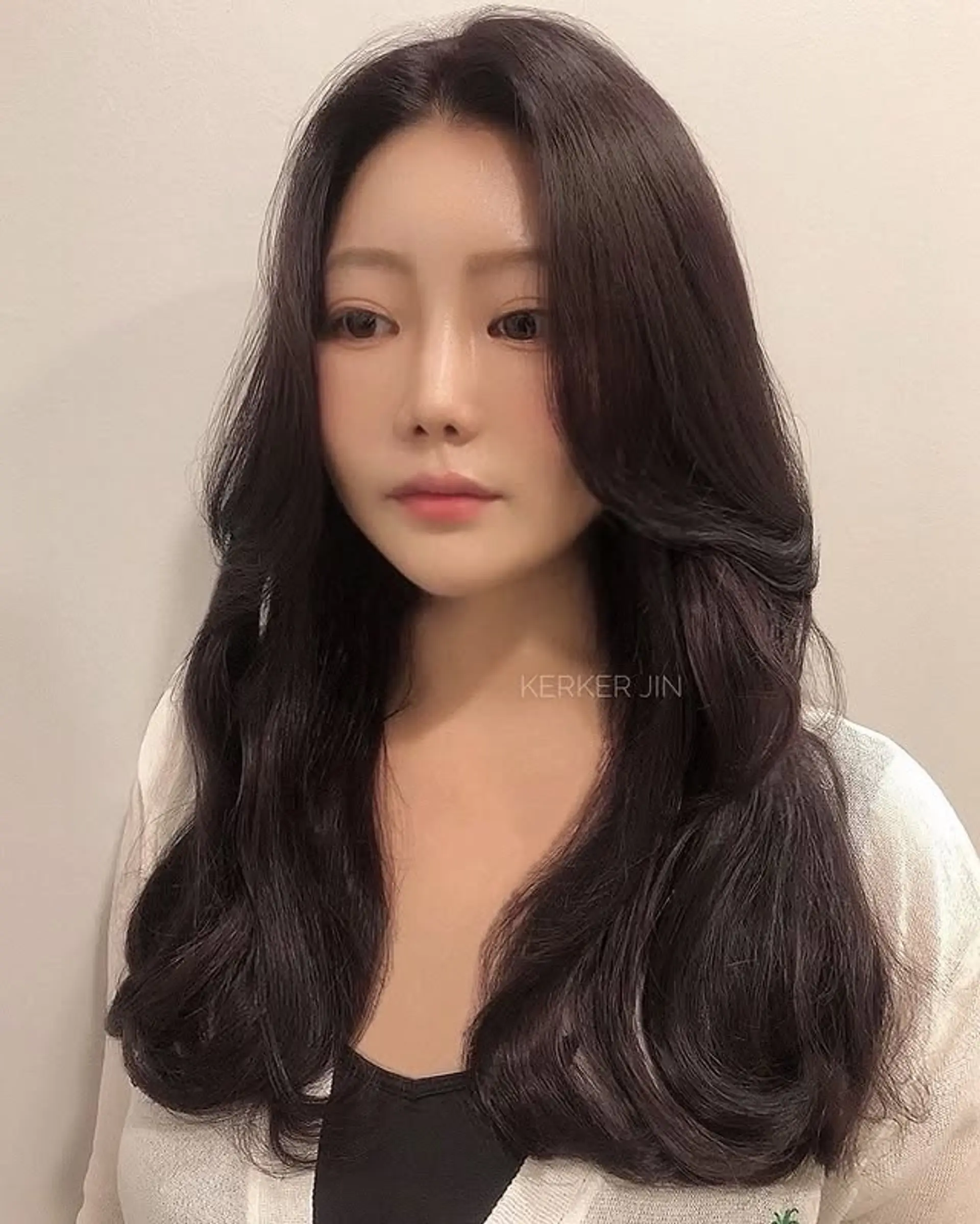 A long wavy hairstyle with curtain bangs and soft, face-framing layers. 1