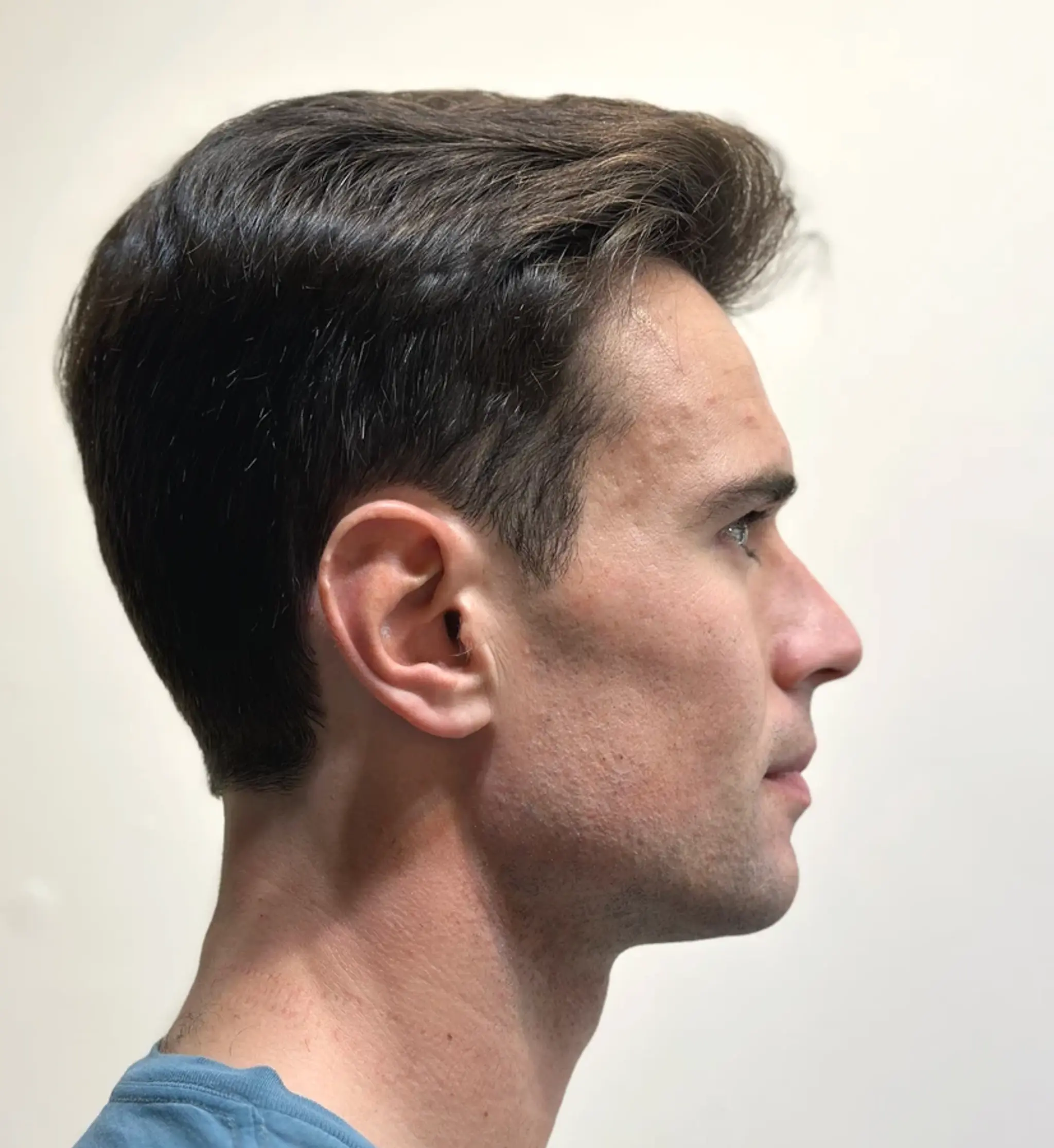This is a sleek side-swept cut with a subtle side part and soft taper along the sides, finished with volume at the crown for an elegant look.