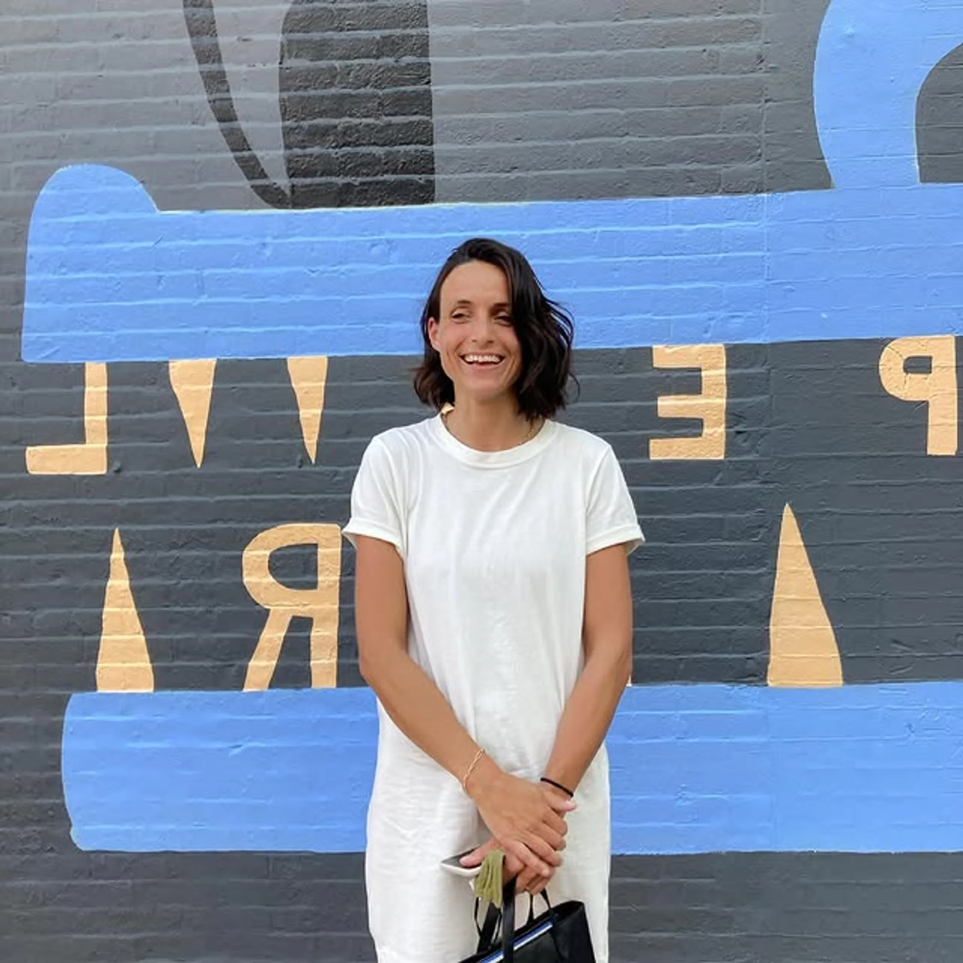 A woman with an effortless chic wavy bob, medium-length and framing the face. - Preview 2