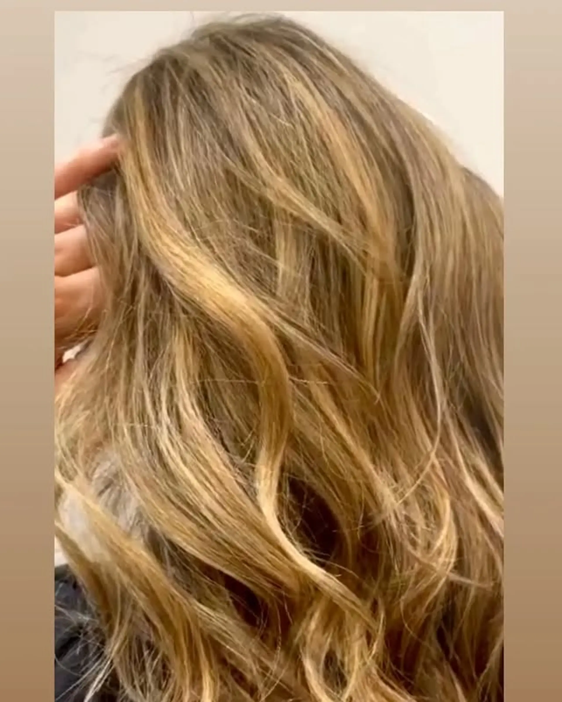 Long, wavy hairstyle with a blonde balayage and golden blonde highlights. 1
