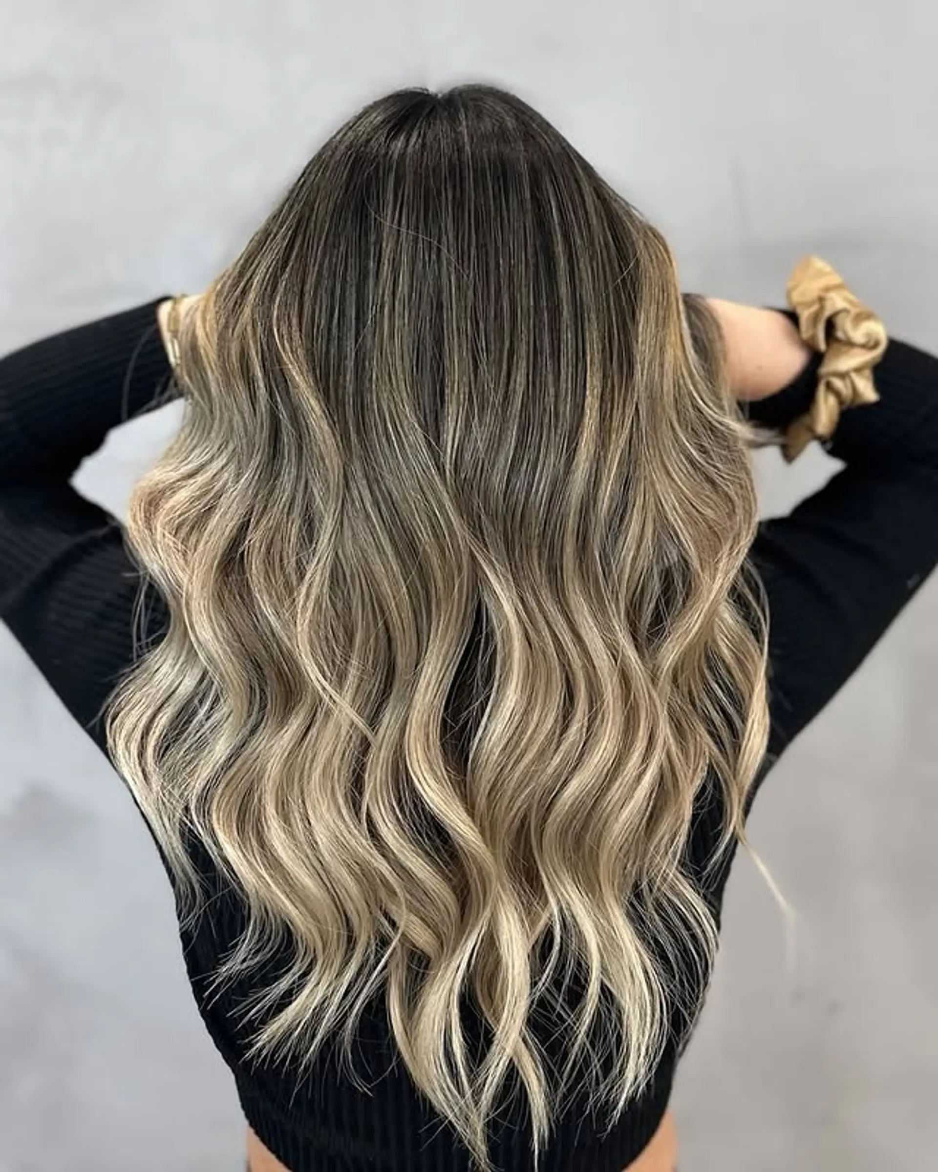 A stunning bronde balayage with soft, flowing waves. 1