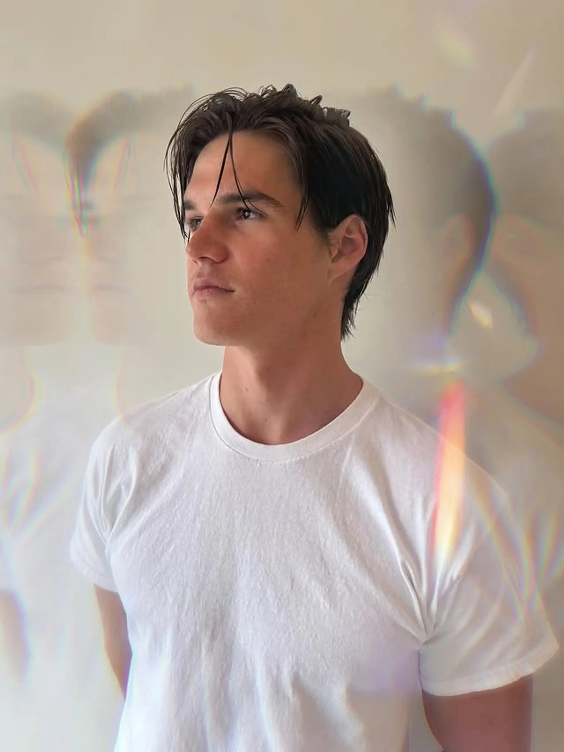 A relaxed mid-length flow hairstyle. 1