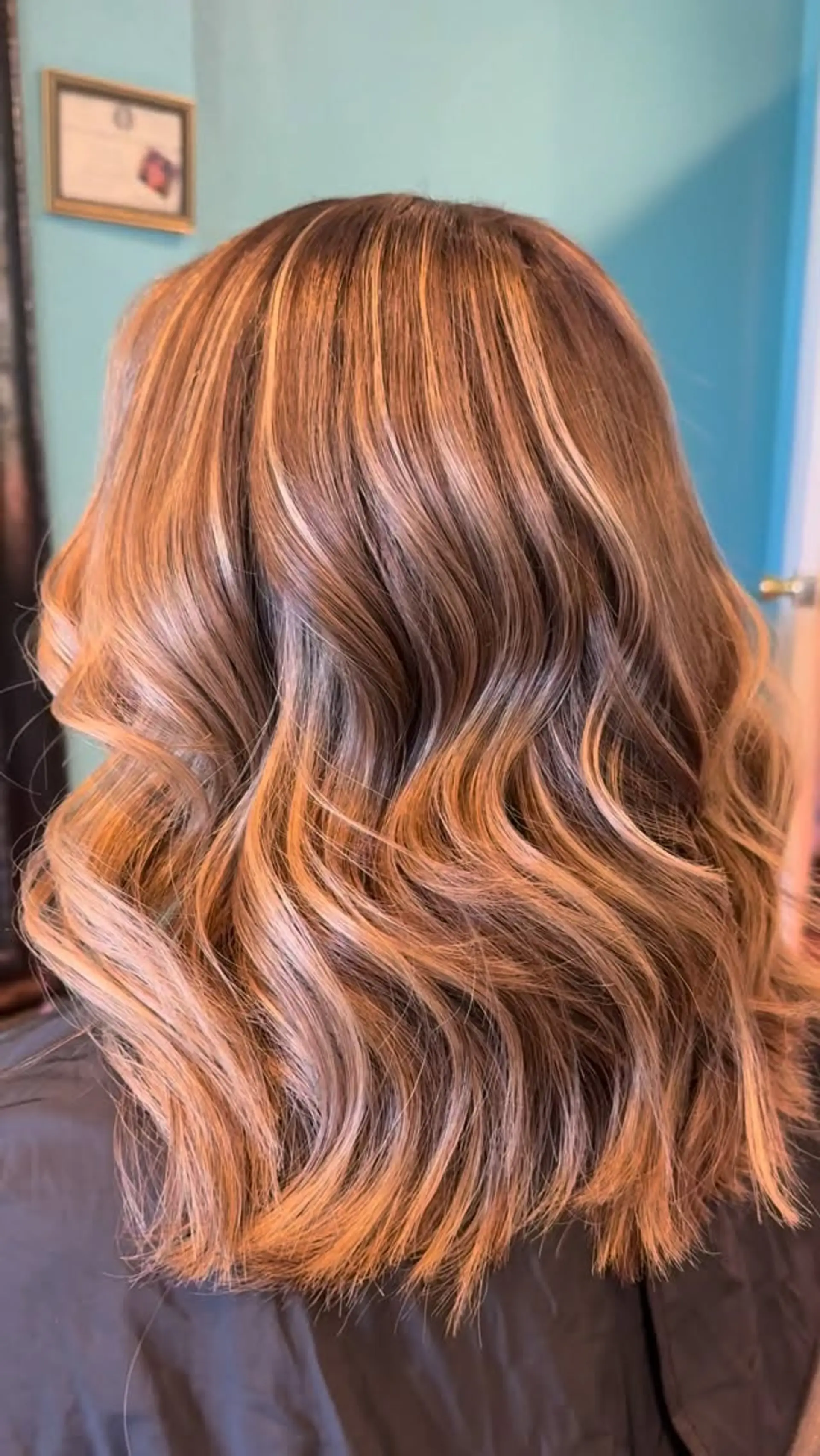 Shoulder-length textured cut featuring a dimensional lived-in honey blonde foilyage styled in soft waves. 1