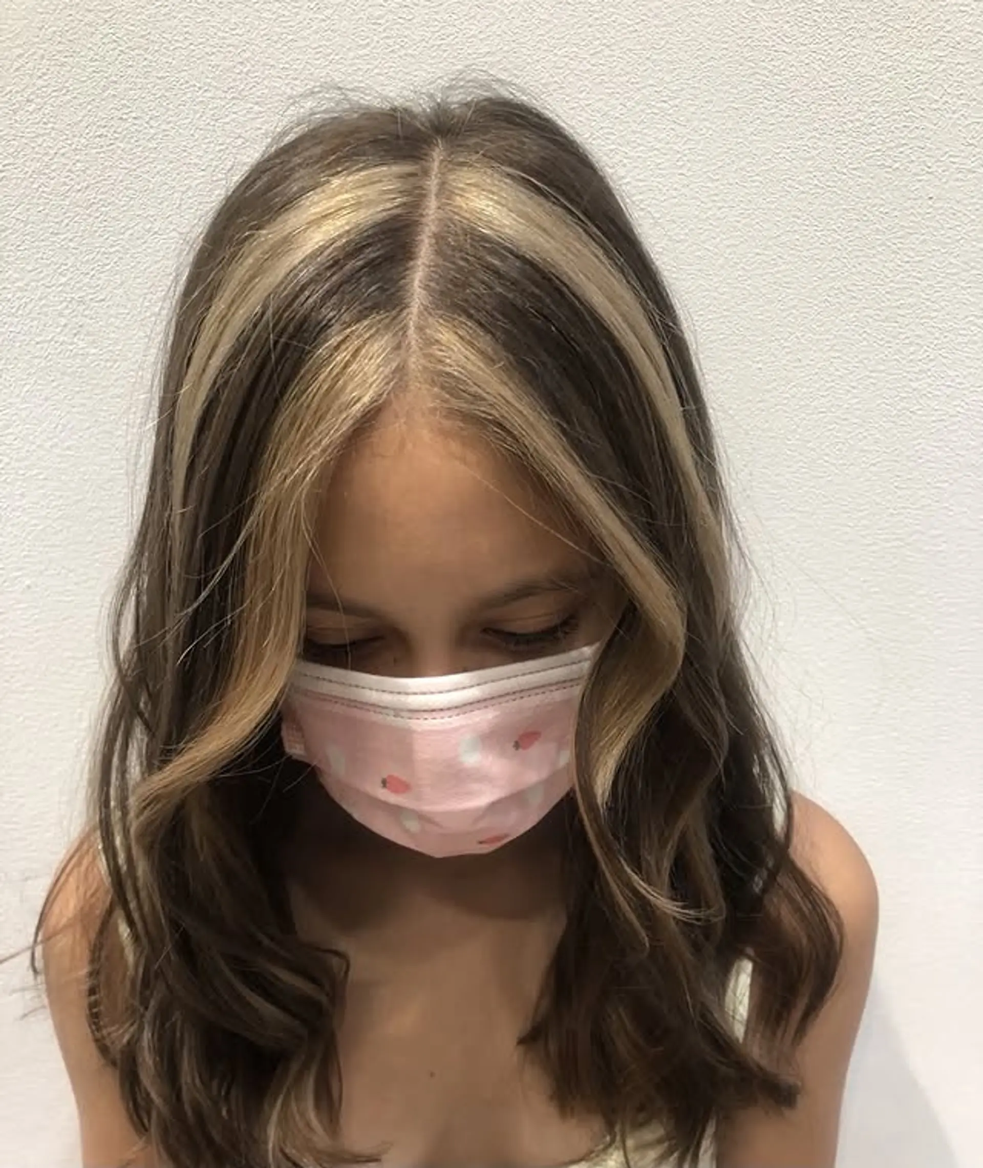 Medium wavy hairstyle with chunky face-framing highlights. 1