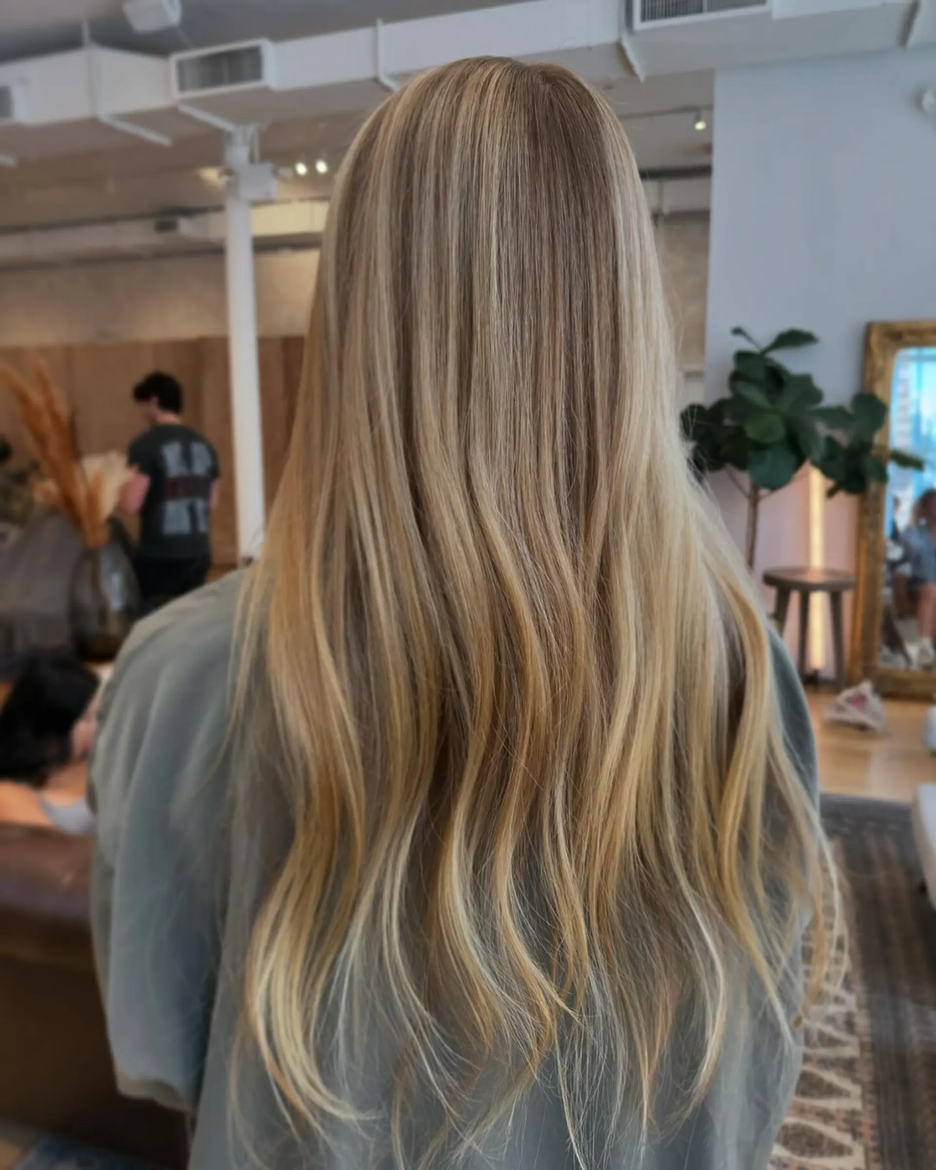 Very long, wavy blonde hair that flows smoothly with soft waves cascading down.

Stylist; @danieldoeshair 1