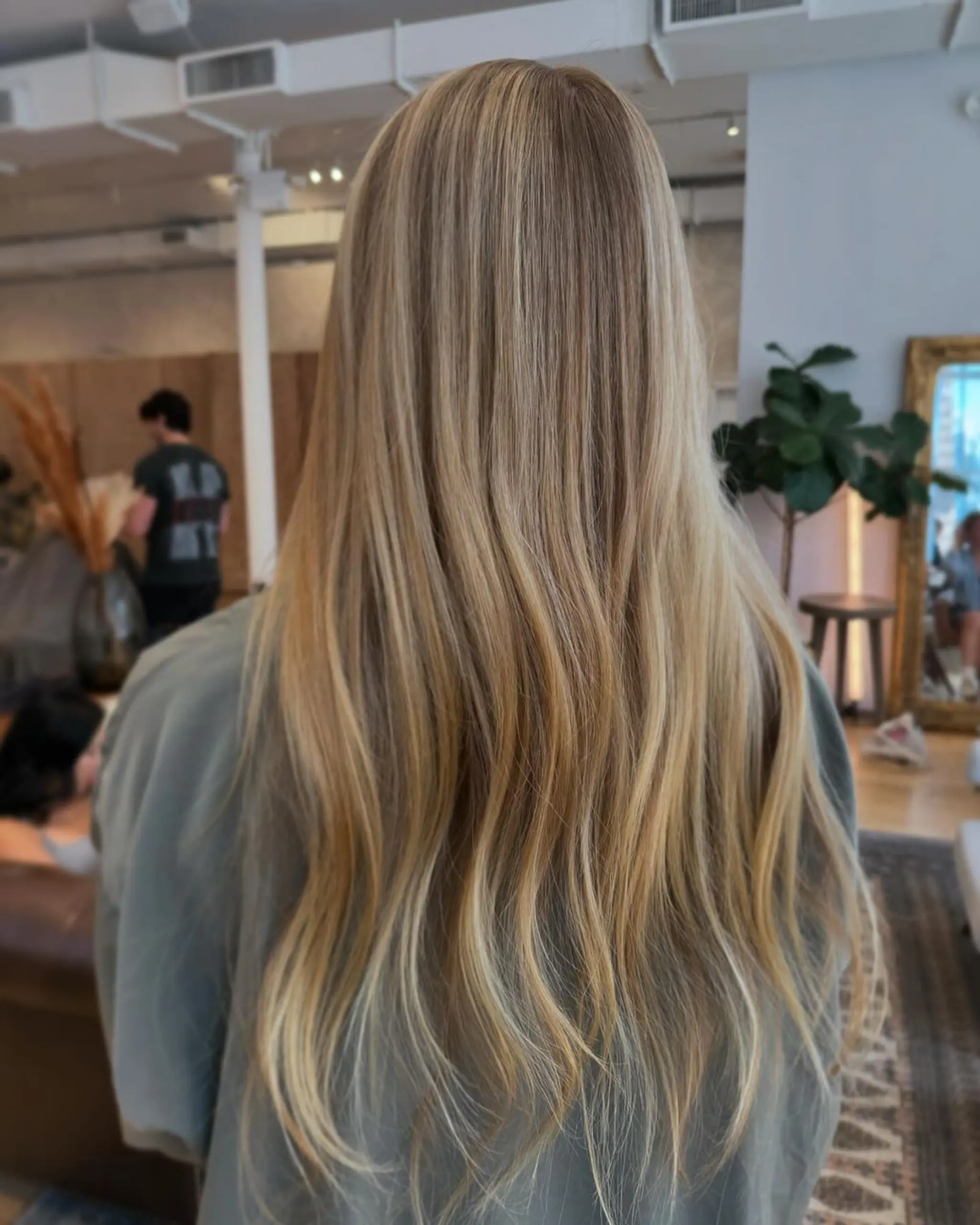 Very long, wavy blonde hair that flows smoothly with soft waves cascading down.

Stylist; @danieldoeshair