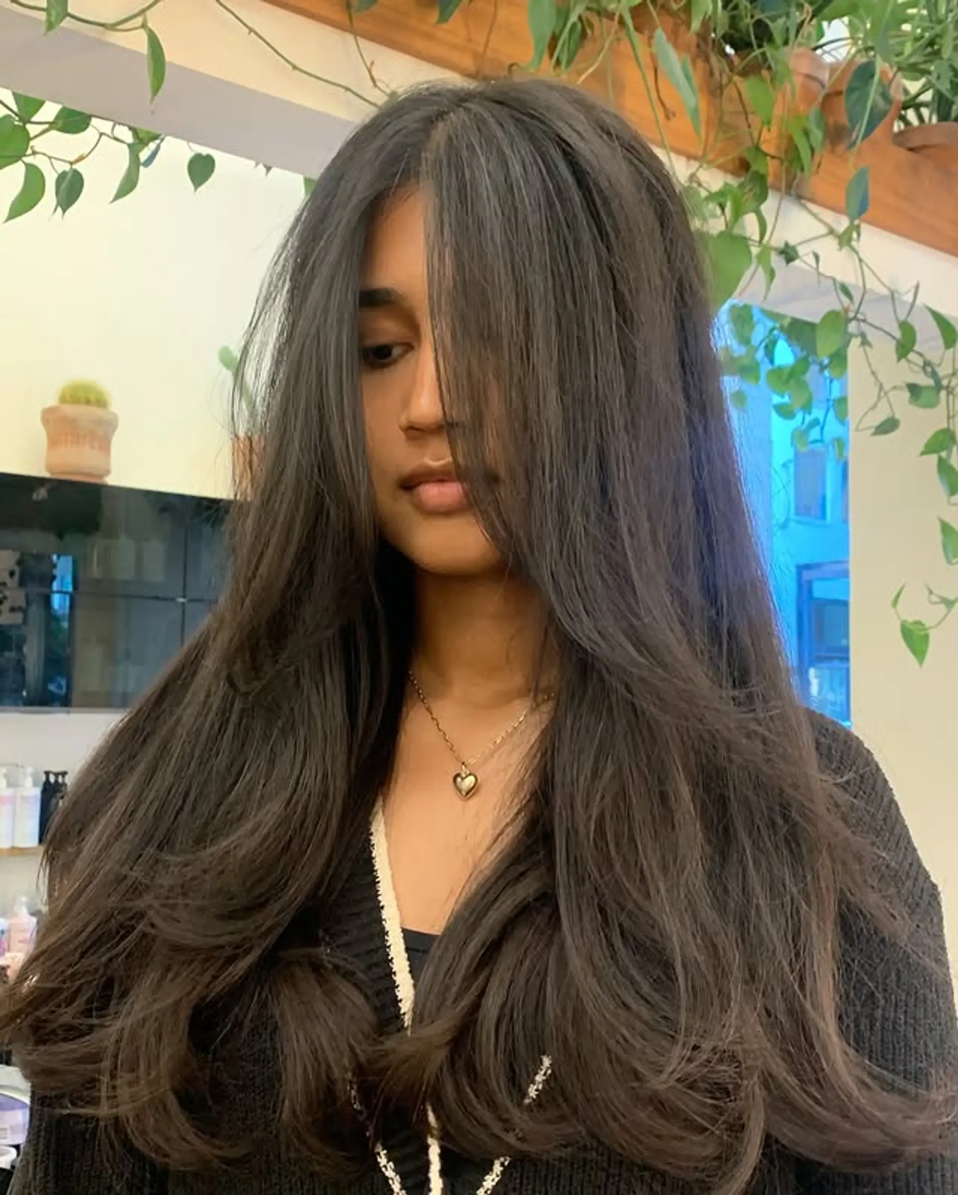 A layered haircut with face-framing bangs designed to create volume and movement. 1