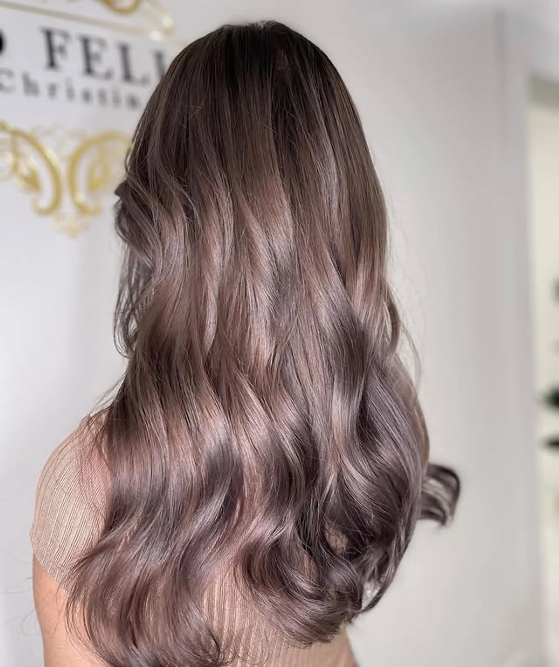 Long wavy hair with a mushroom brown color. 1