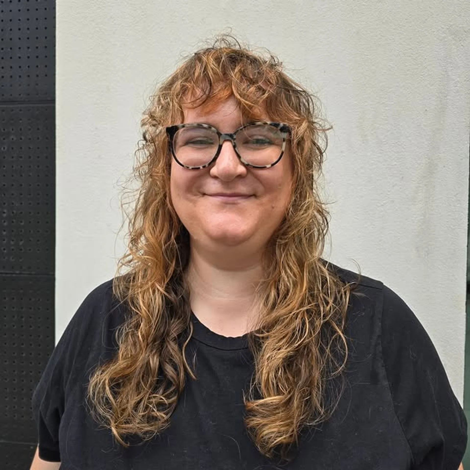 A woman in San Francisco showcasing a 2026 hair trend: a voluminous, dark butterfly cut with soft, face-framing layers. - Preview 3
