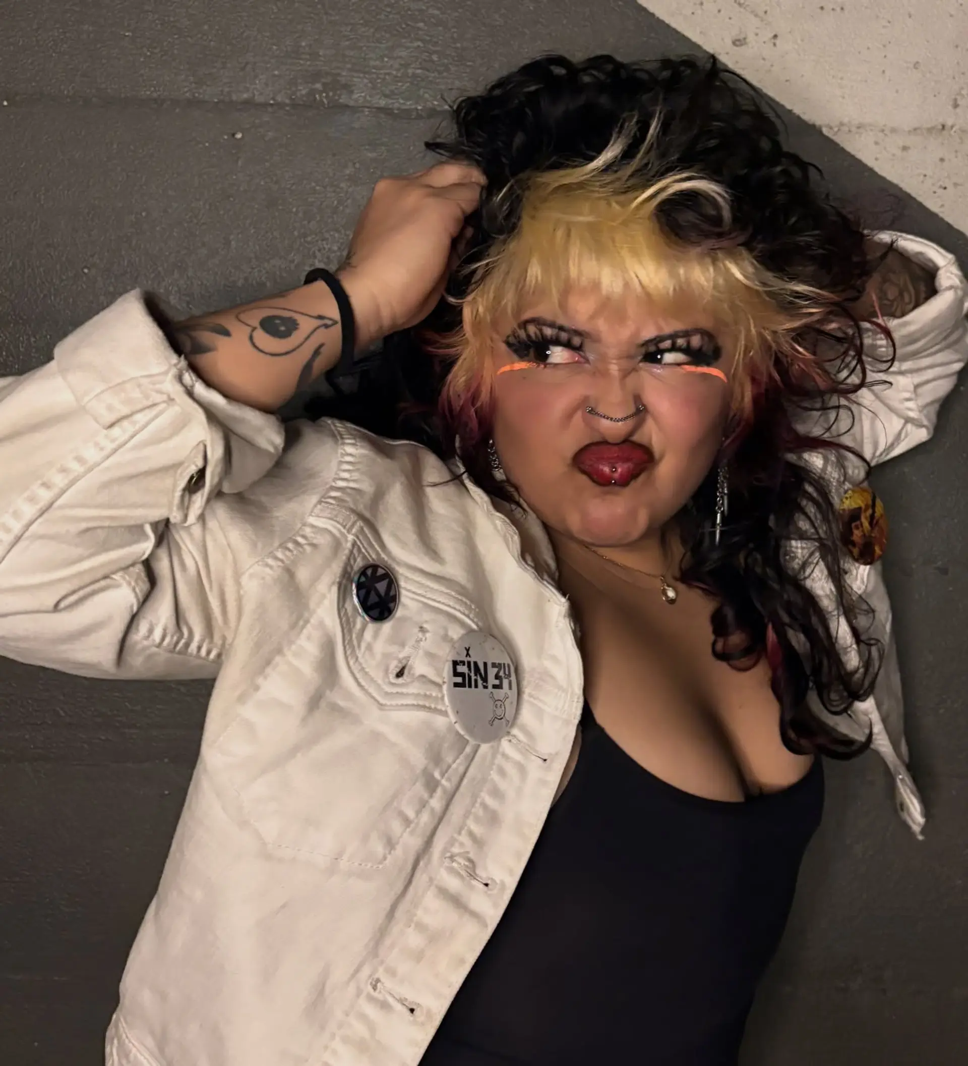 A layered curly dark shag mullet featuring bold blonde front fringe panels finished with vivid raspberry pink tips. 1