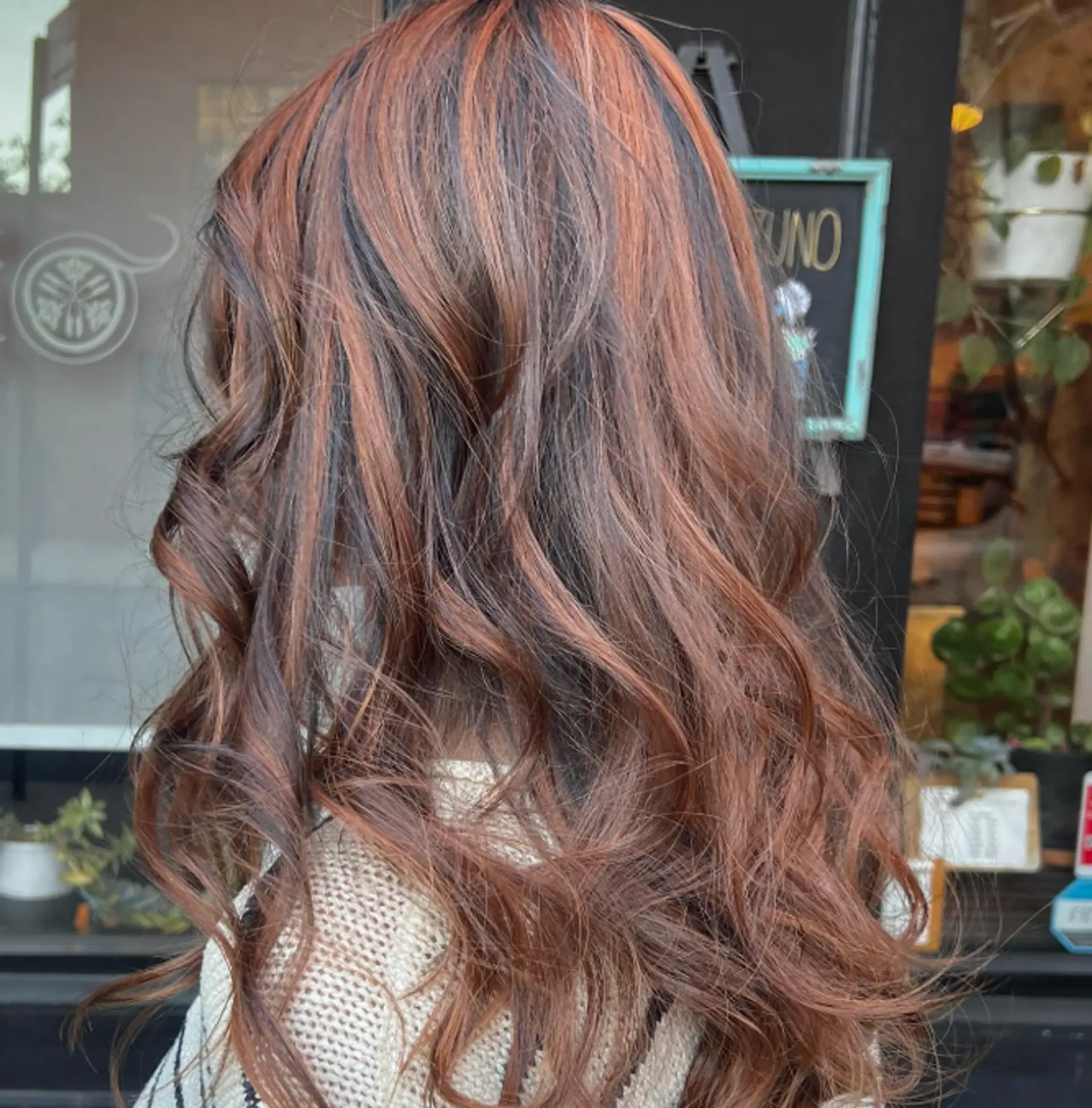 Wavy medium-length hair with caramel highlights. 1