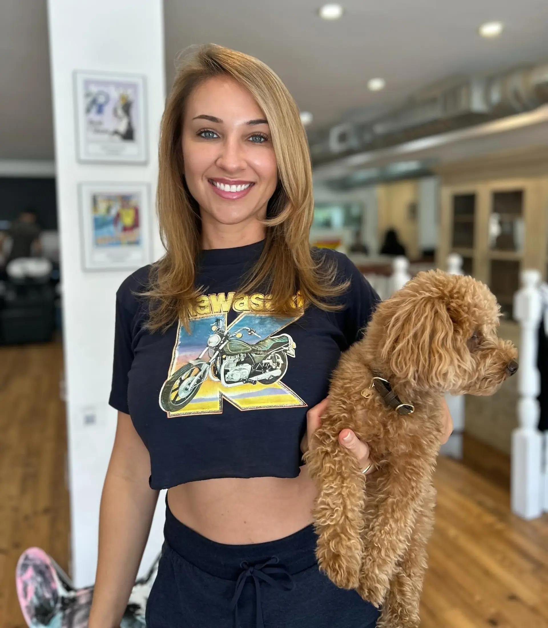 A layered medium hairstyle with face-framing layers. 1