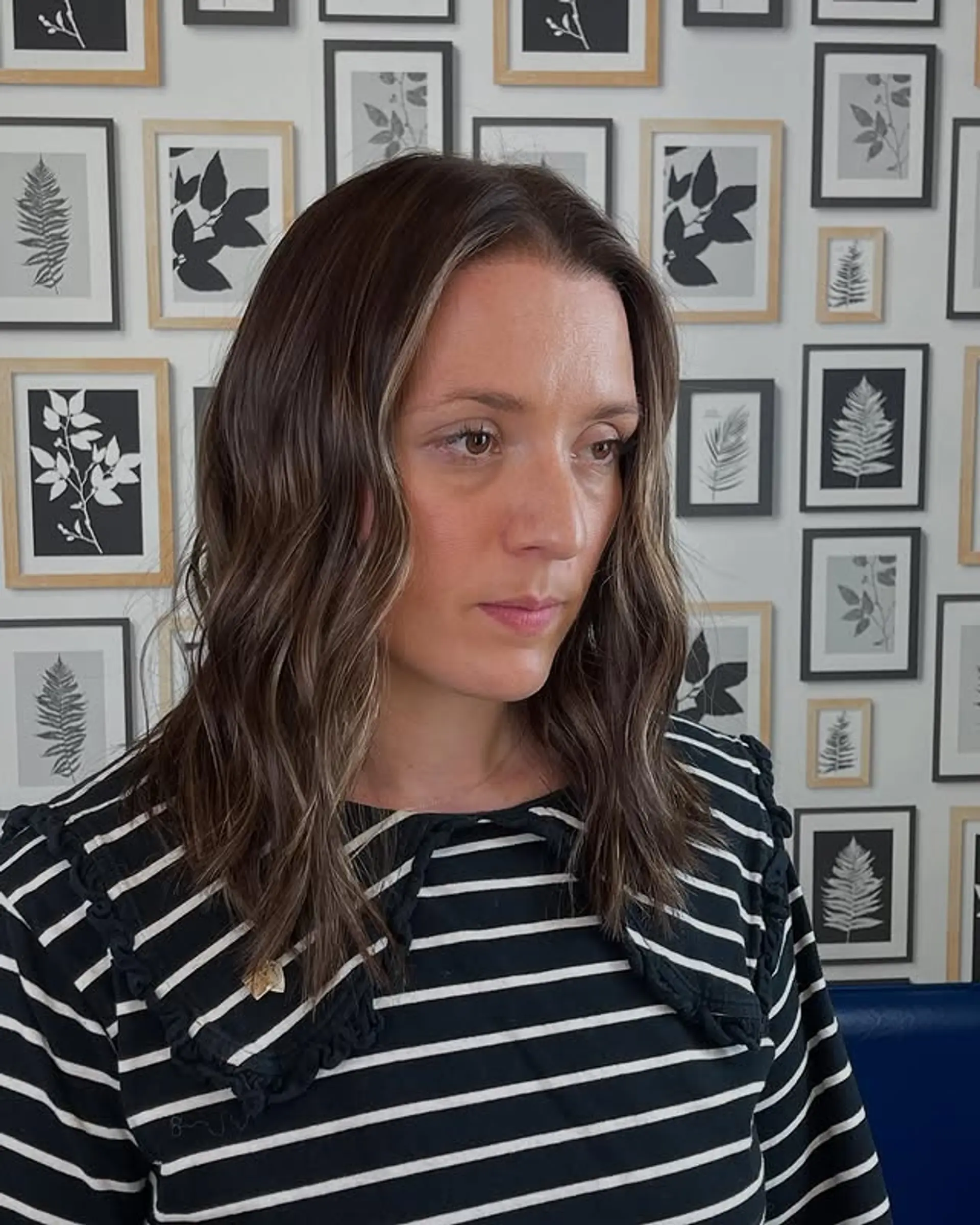 A bronde balayage with soft beach waves, this medium-length hairstyle is easy to style and maintain. 1