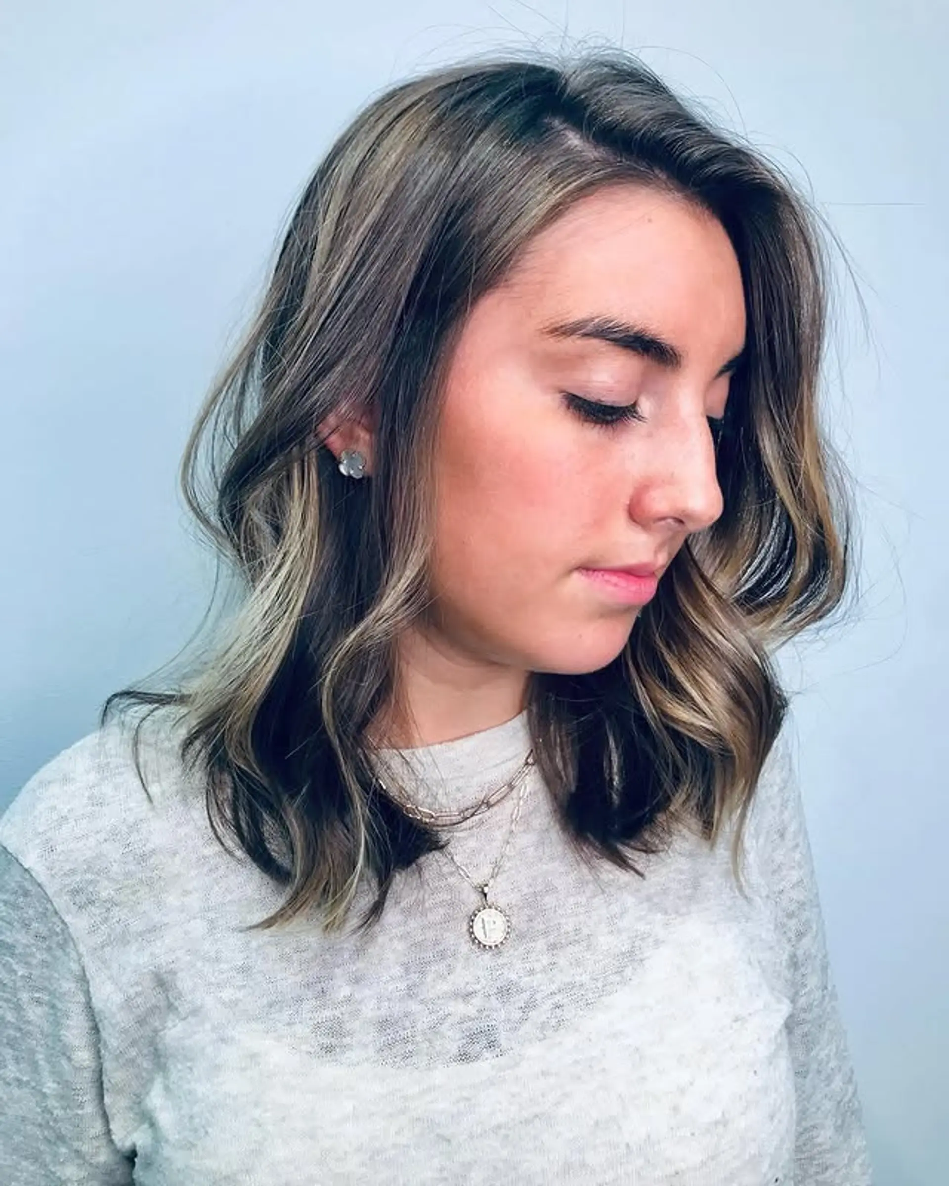 A medium-length wavy hairstyle with a balayage bronde color, perfect for a relaxed, beachy vibe. 1