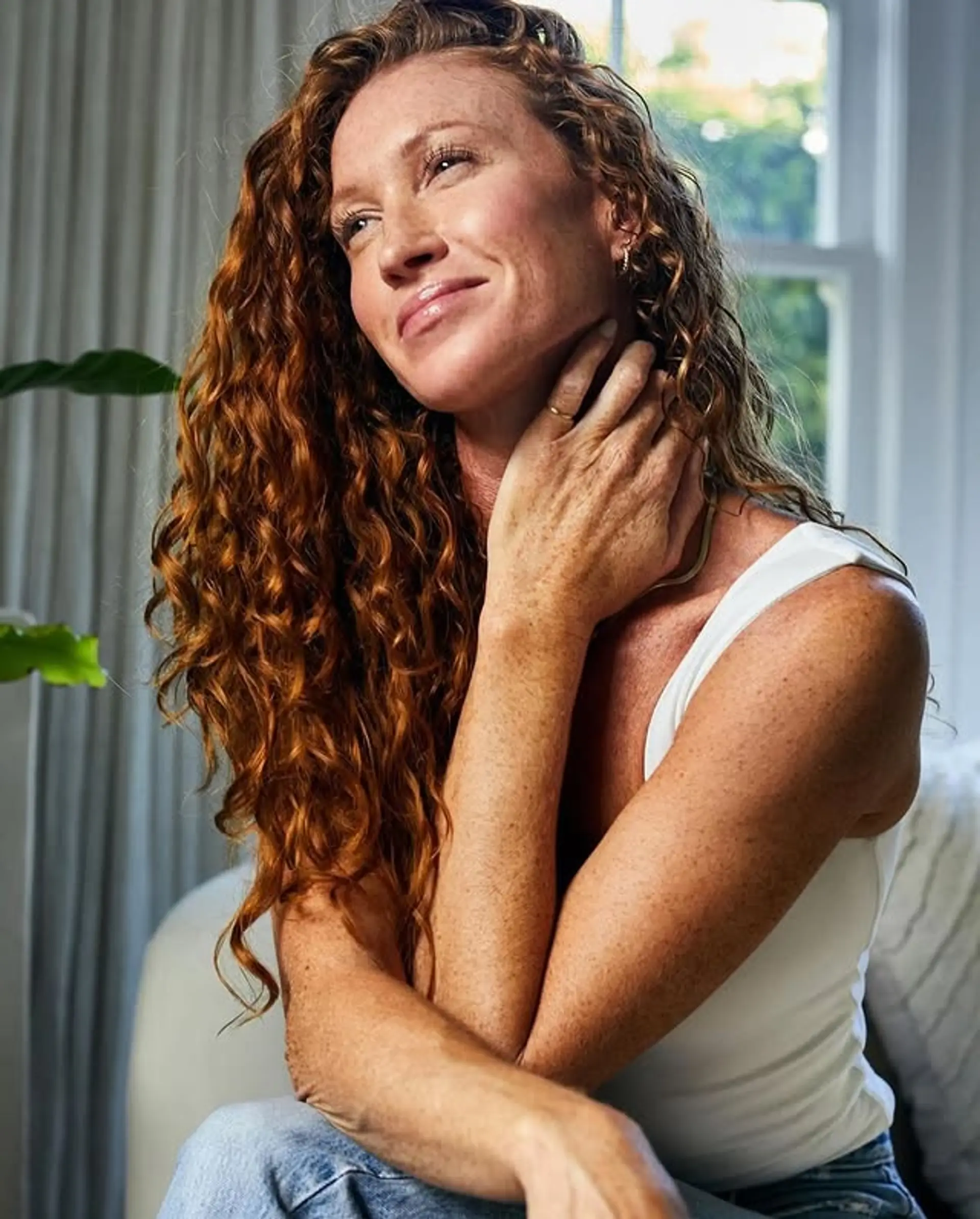 Long, voluminous curls in a rich copper red. 1