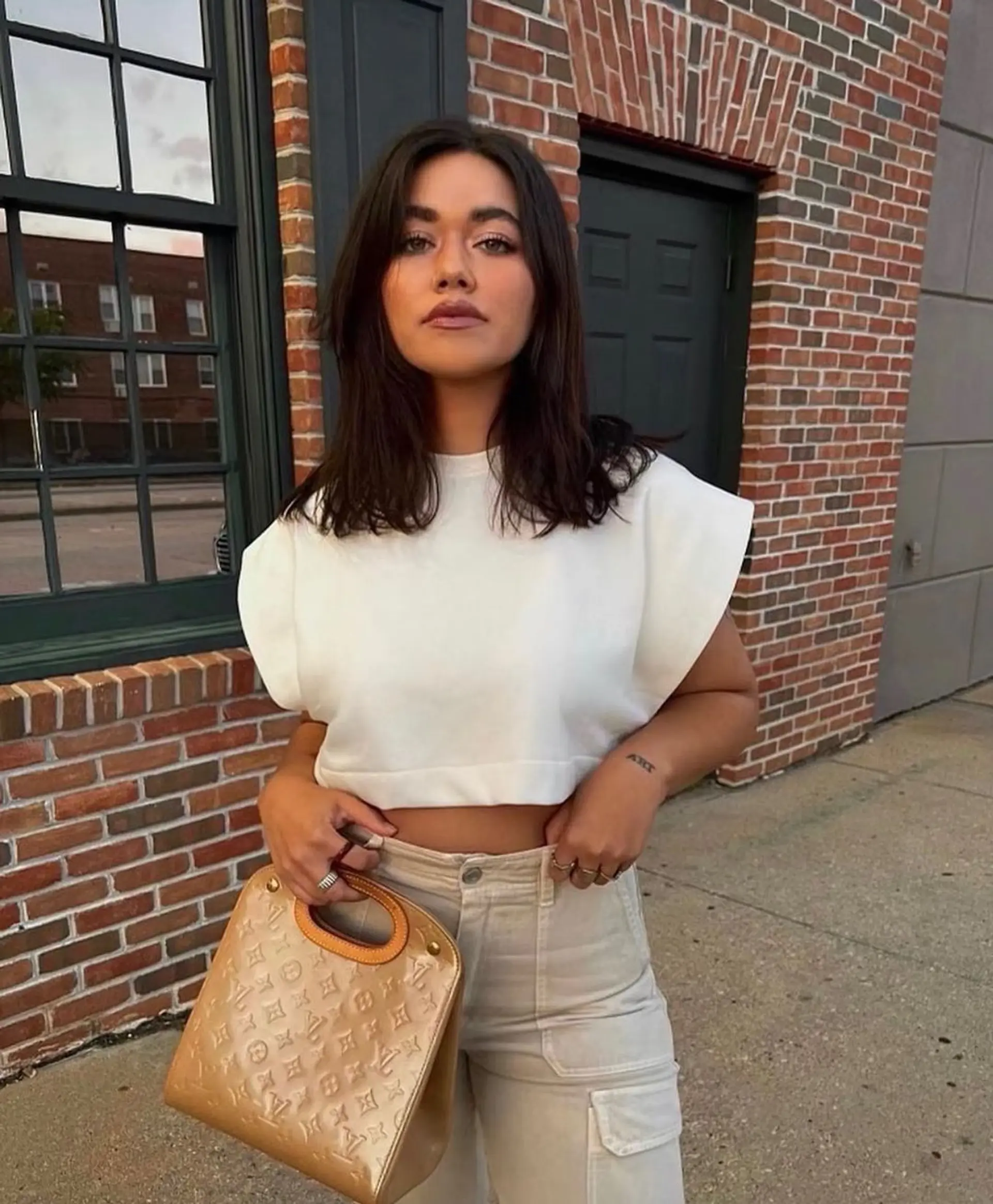 Dark brown, shoulder-length hair with natural waves and a middle parting. The waves add volume and movement, creating a casual yet elegant look. Serving a LEWK with that fresh chop.

💇🏻‍♀️@jamesondakota
 1