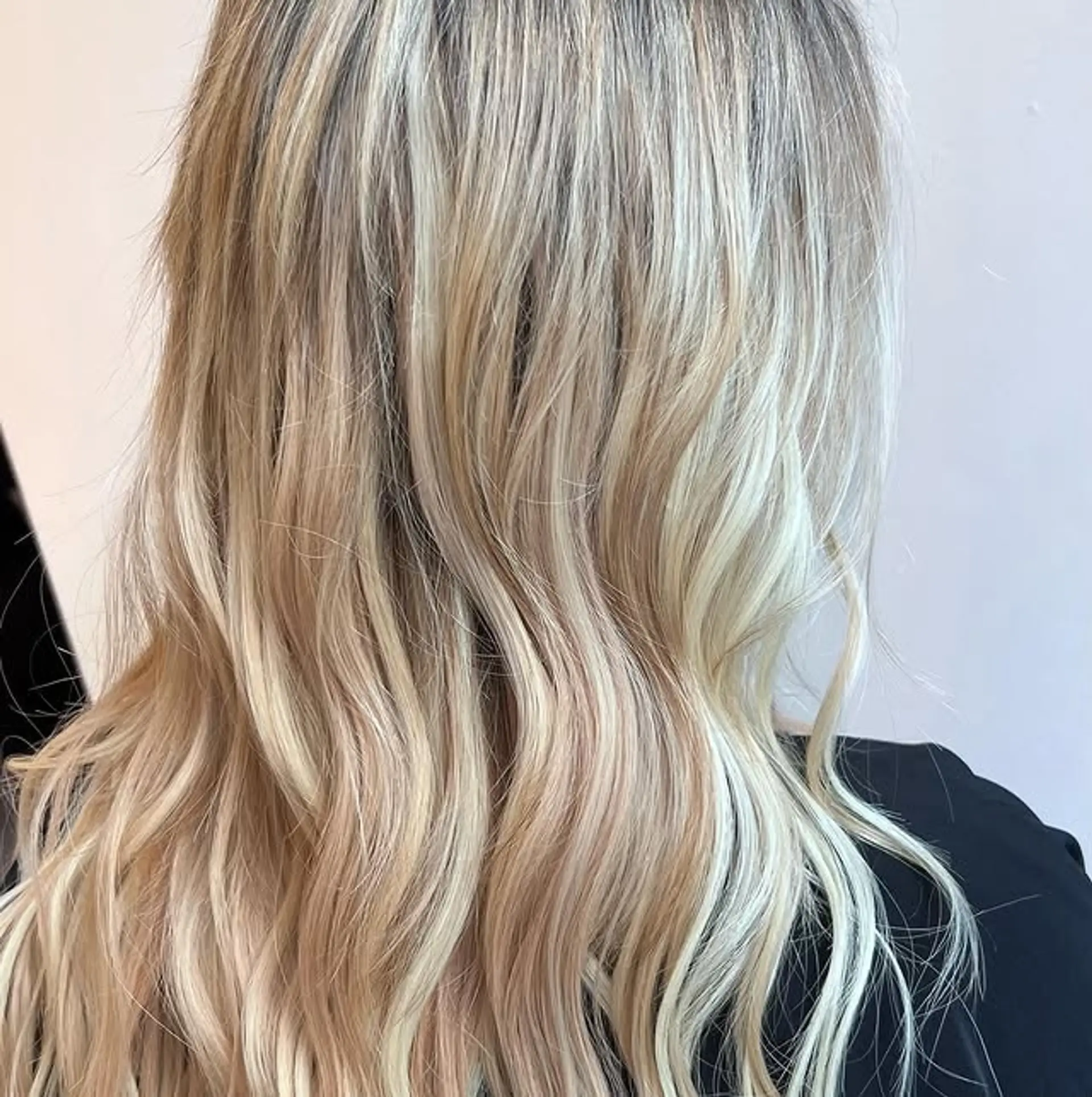 Long layered waves with a balayage color technique. 1