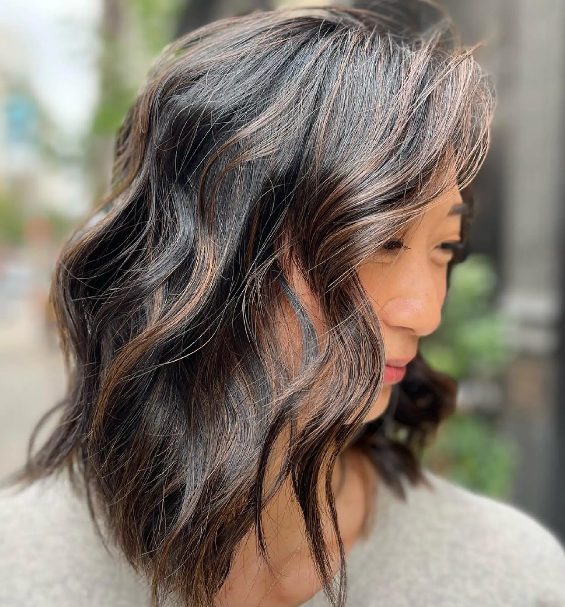 Medium-length, wavy bob with caramel highlights, side part, and face-framing layers.

Cut and style by @juliamannino_hair
Color by @simabeautynyc 1