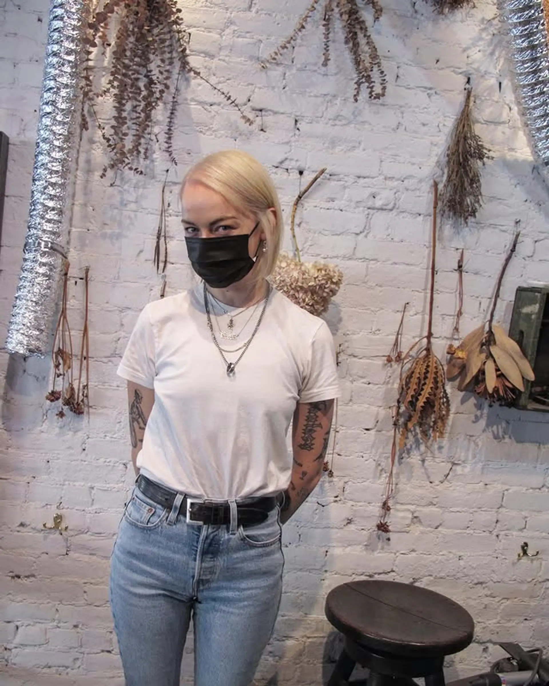 A short, blunt bob. 1