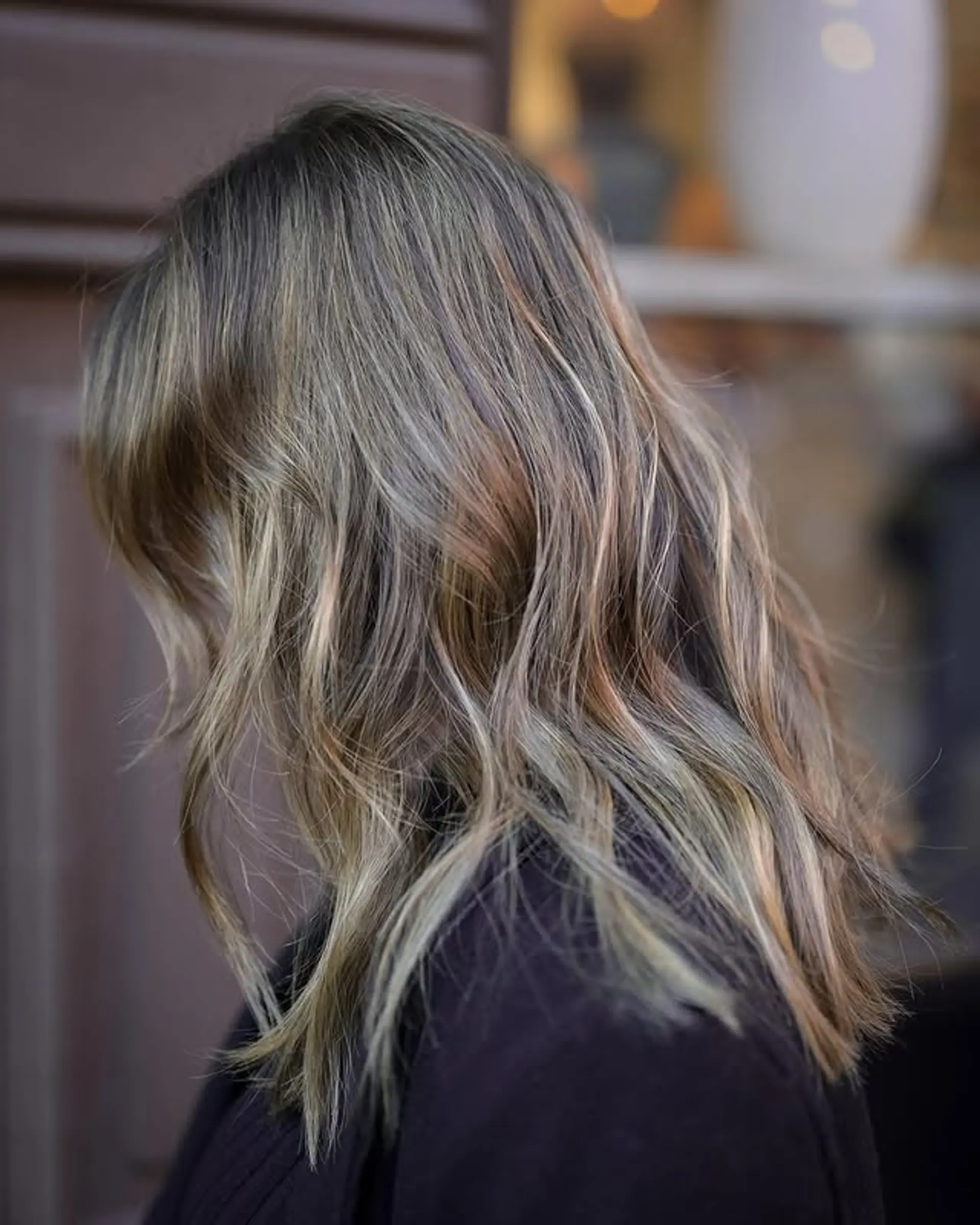 Long wavy bronde balayage hairstyle with soft waves. 1