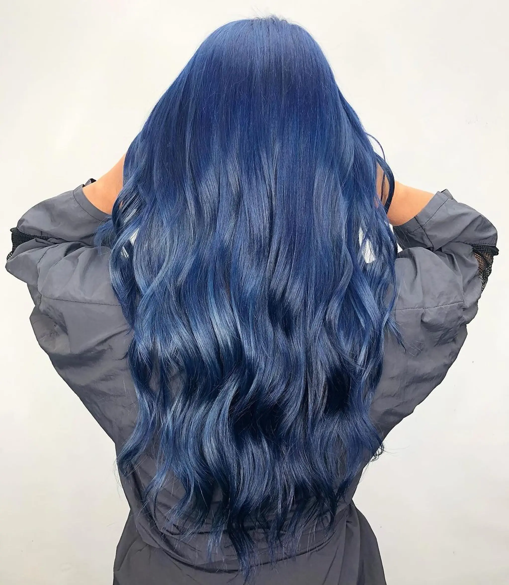 Vibrant, very long, wavy blue hair with a bold and exotic appeal.
Stylist - @xcellent_jason