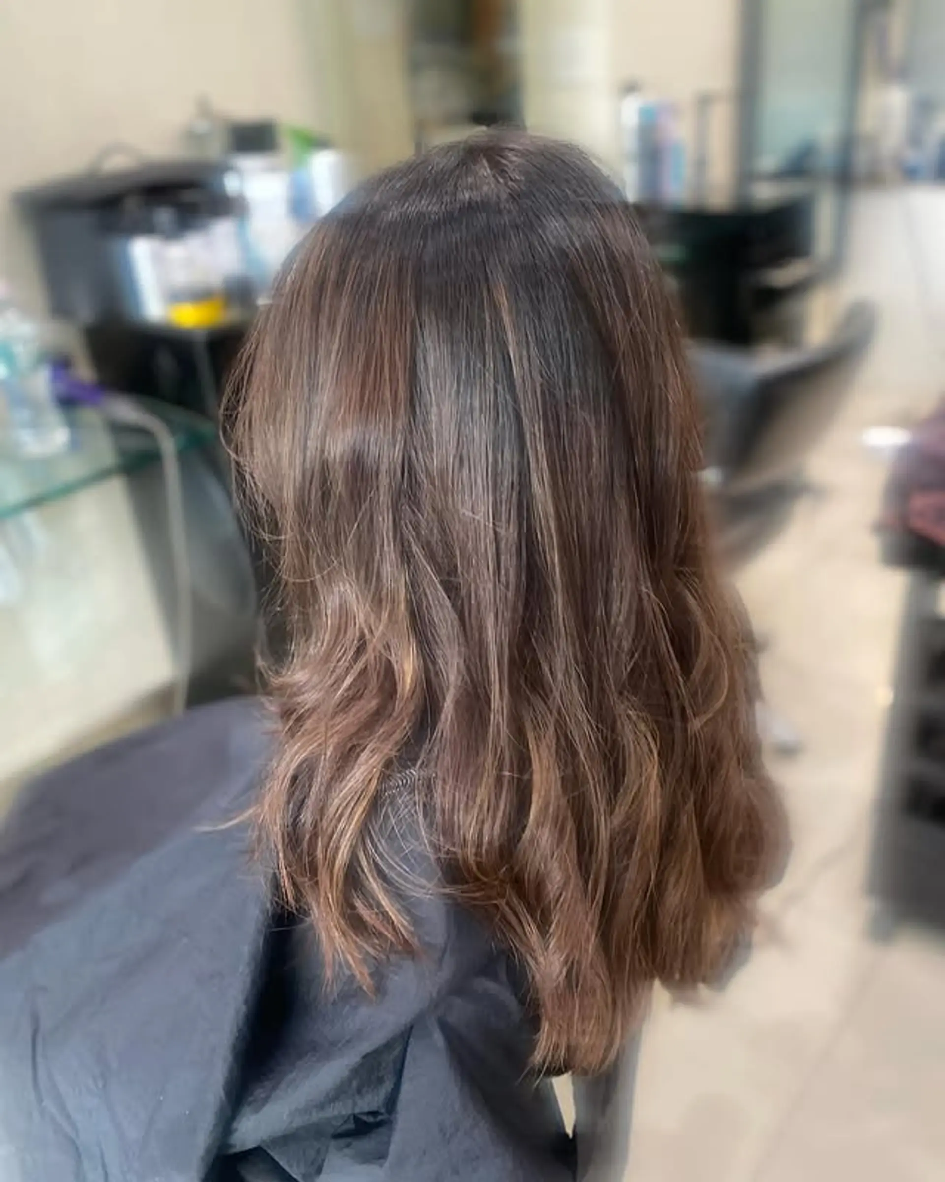 Medium-length wavy hair with layers and a beautiful balayage. 1